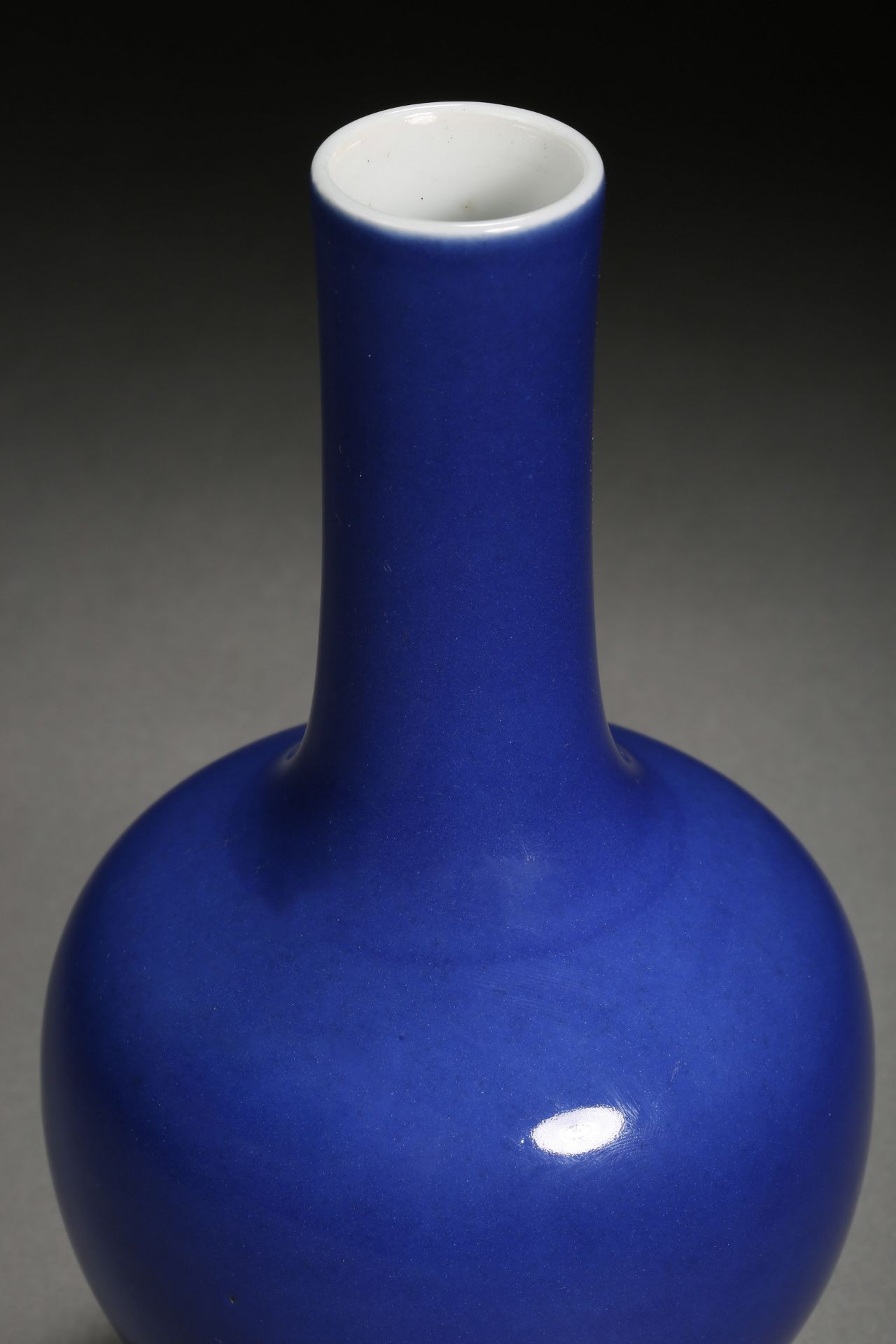 A Chinese Blue Glaze Bottle Vase - Bild 4 aus 7