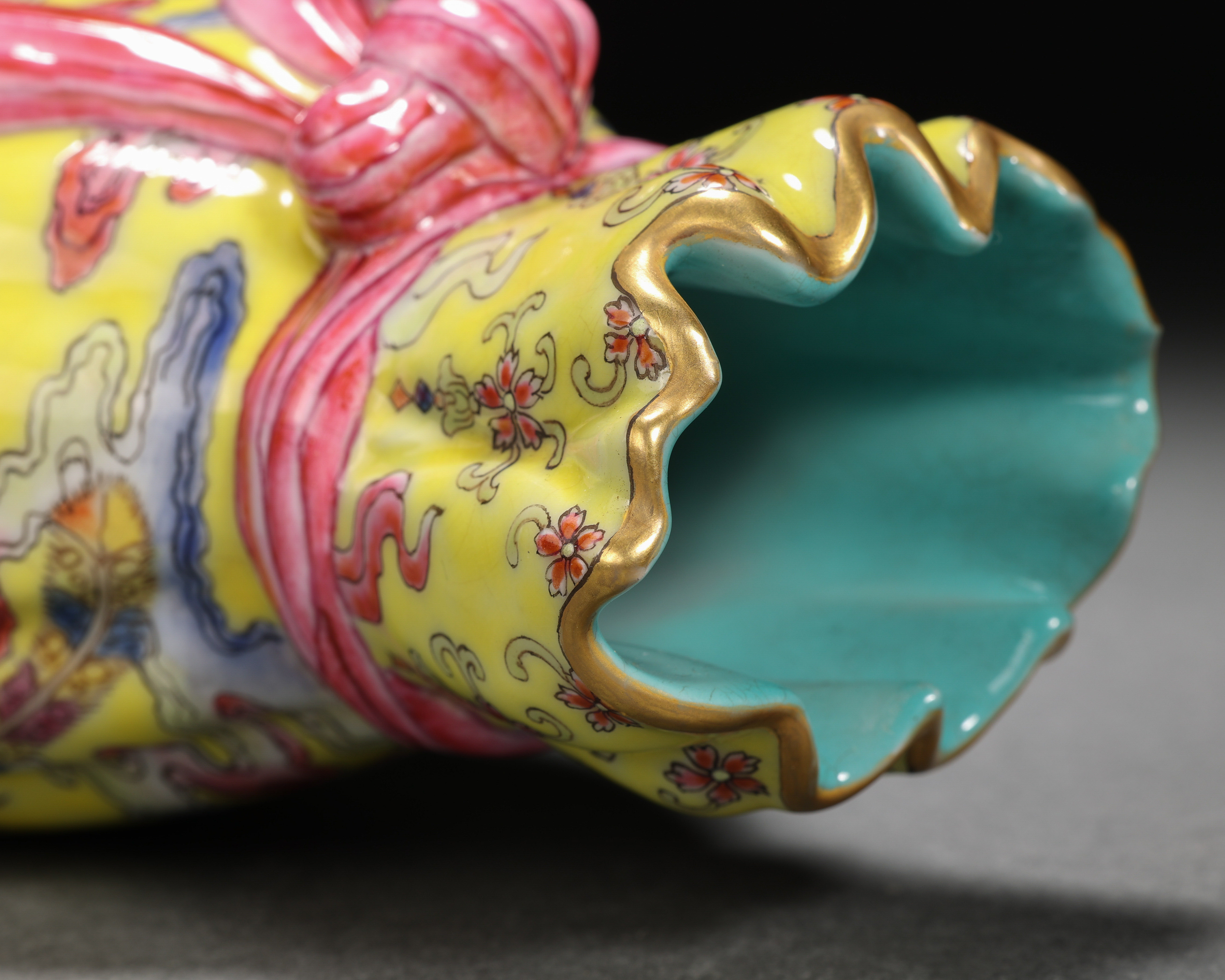 A Chinese Famille Rose and Gilt Ribbon Vase - Image 10 of 11