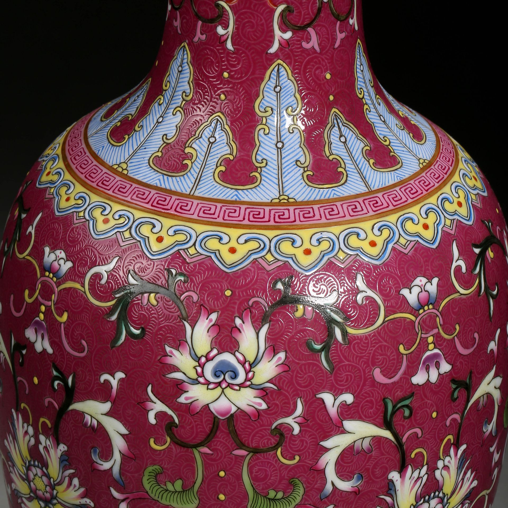 A Chinese Yangcai Glaze Florette Vase - Bild 3 aus 9
