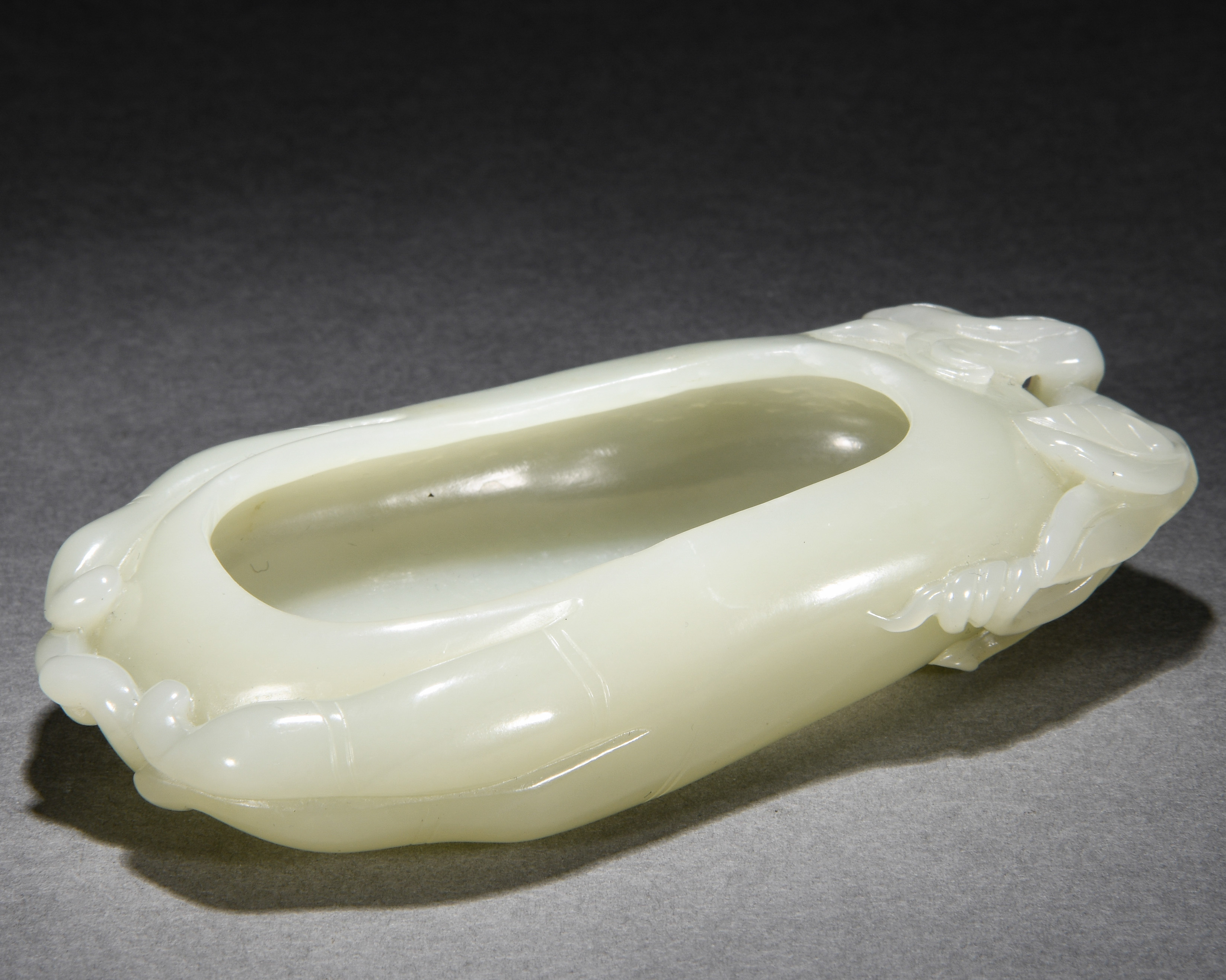 A Chinese Carved White Jade Washer - Image 2 of 7