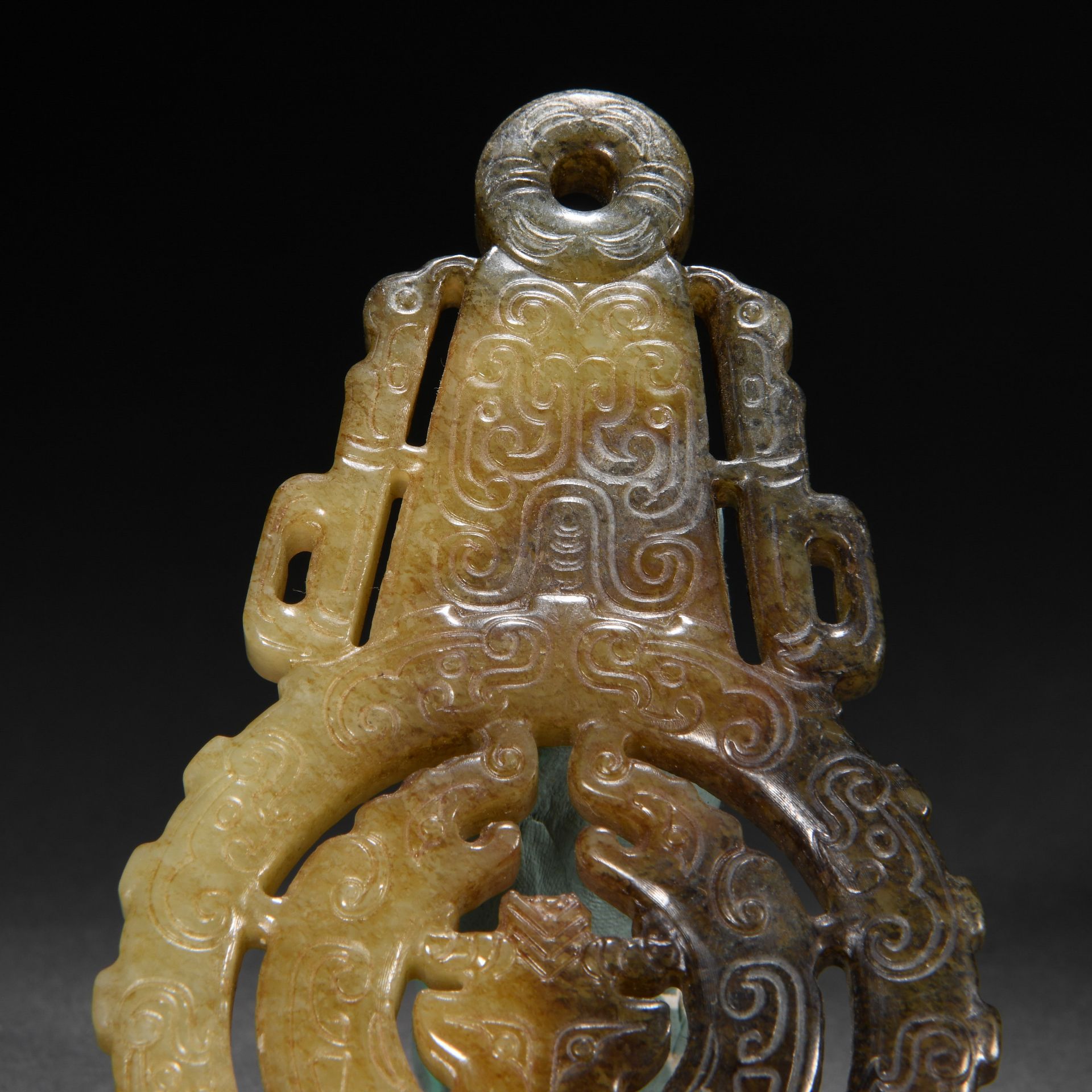 A Chinese Carved Jade Ornament - Image 4 of 8