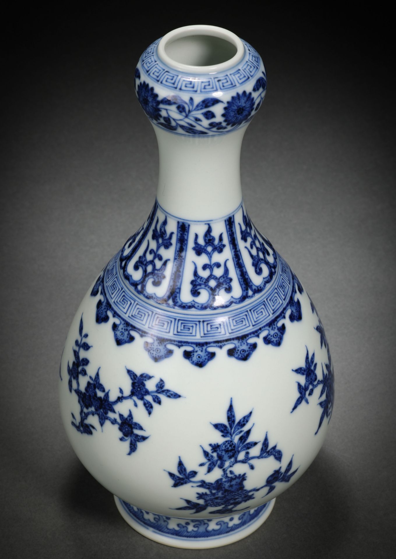 A Chinese Blue and White Garlic Head Vase - Image 6 of 10