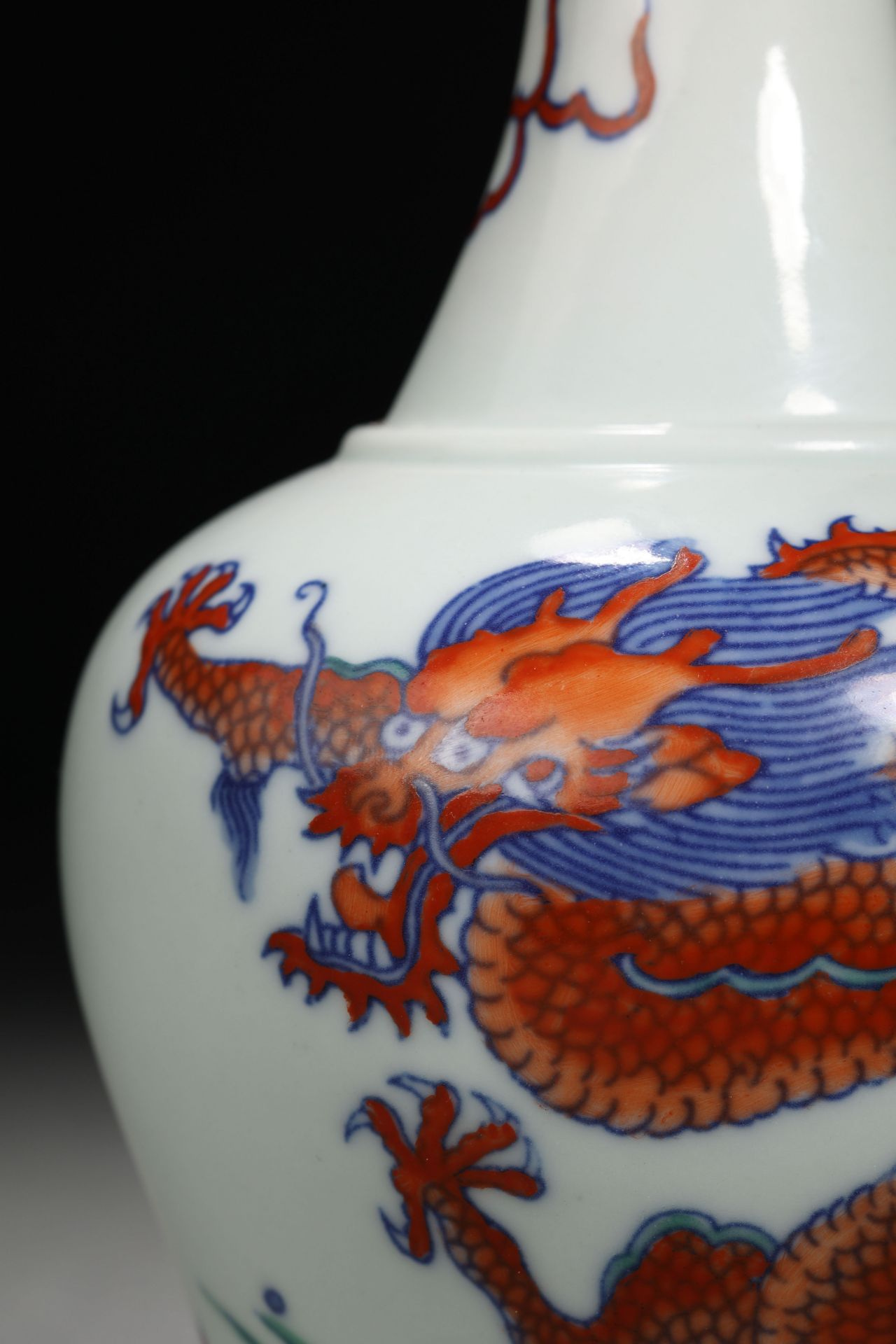 A Chinese Doucai Glaze Dragon Bell Shaped Vase - Bild 3 aus 7