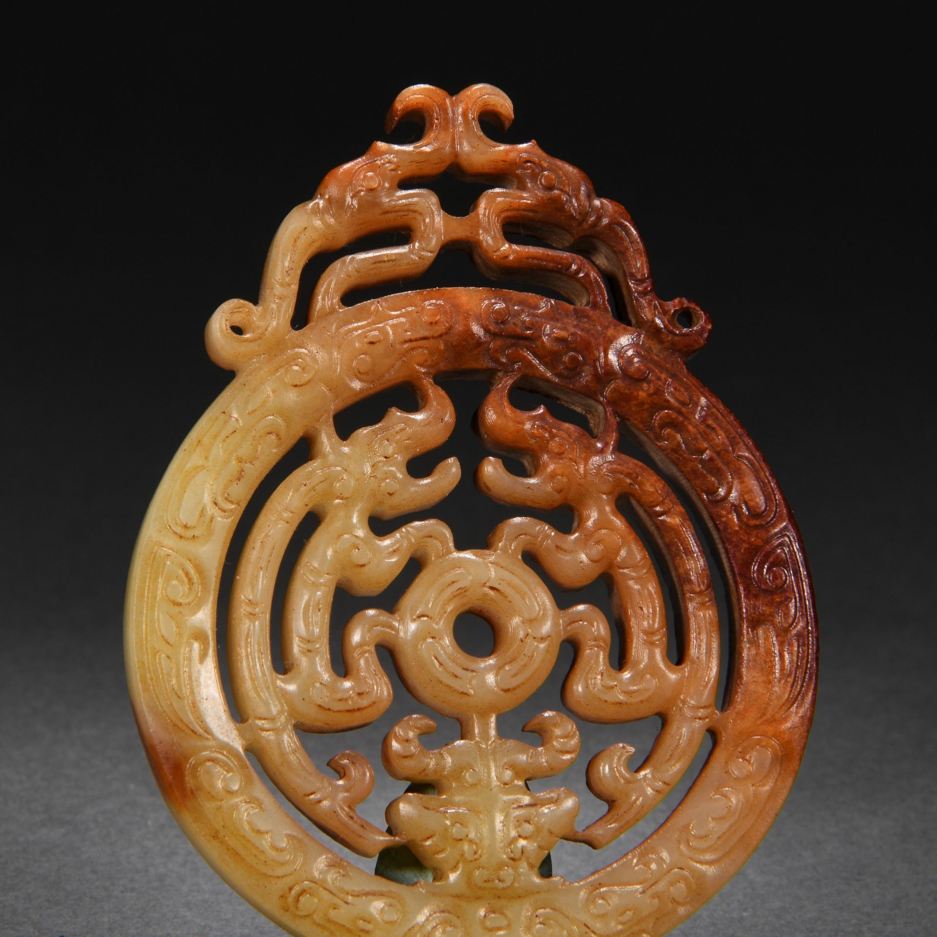 A Chinese Carved Jade Ornament - Bild 6 aus 8