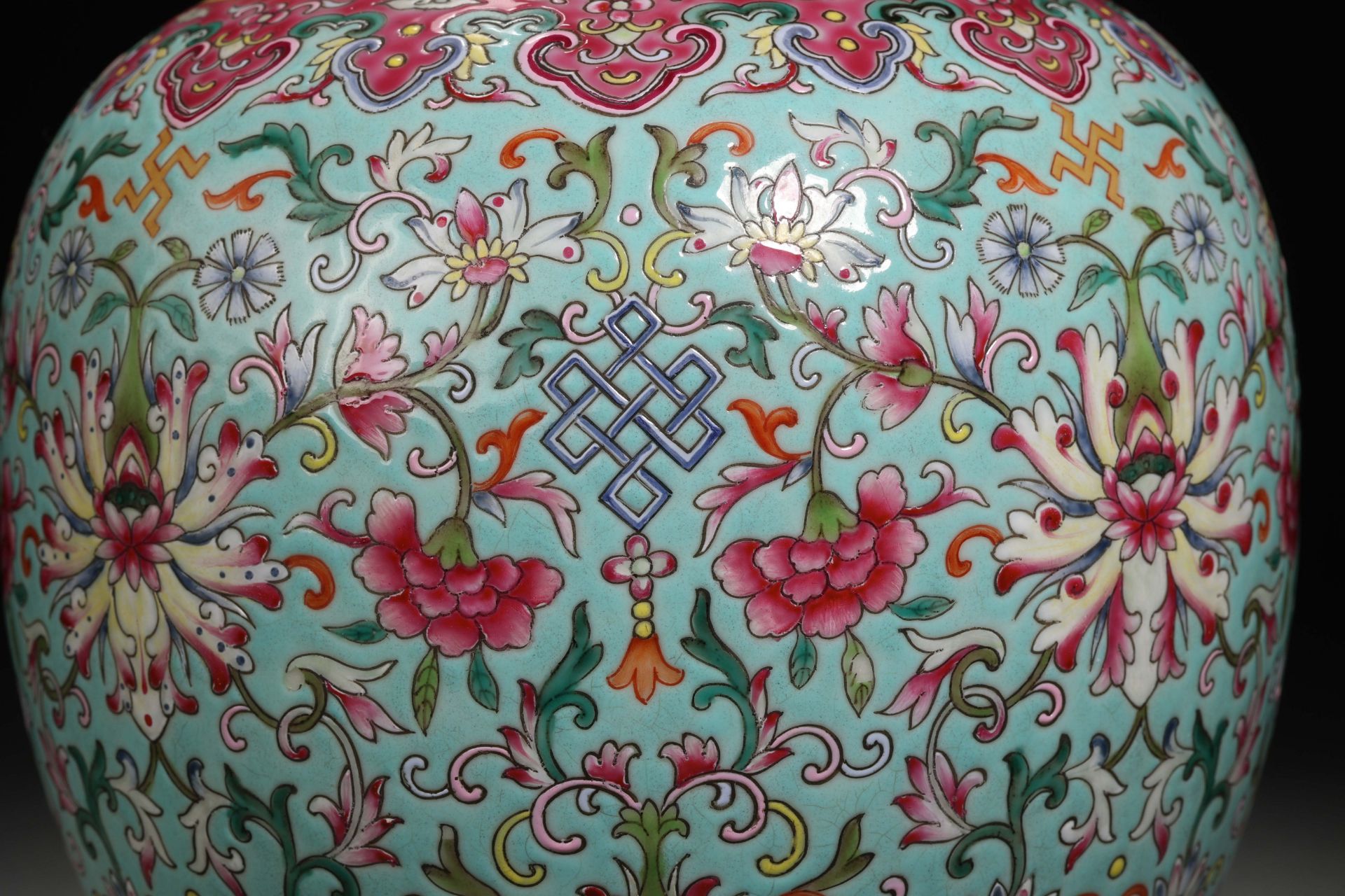 A Chinese Famille Rose Lotus Scrolls Vase - Bild 6 aus 13