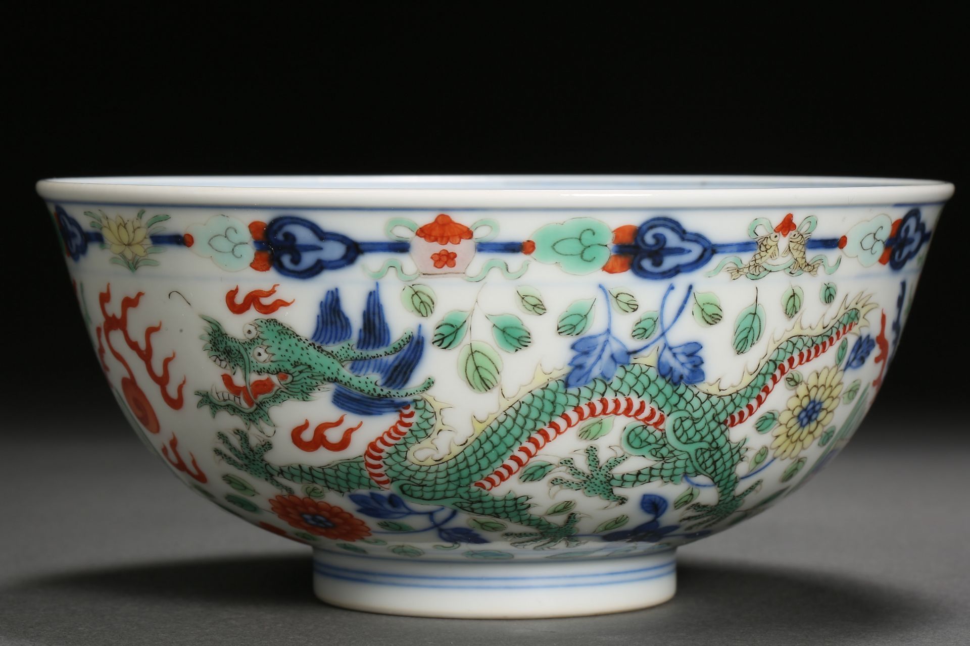 A Chinese Famille Rose Dragon Bowl - Bild 4 aus 10