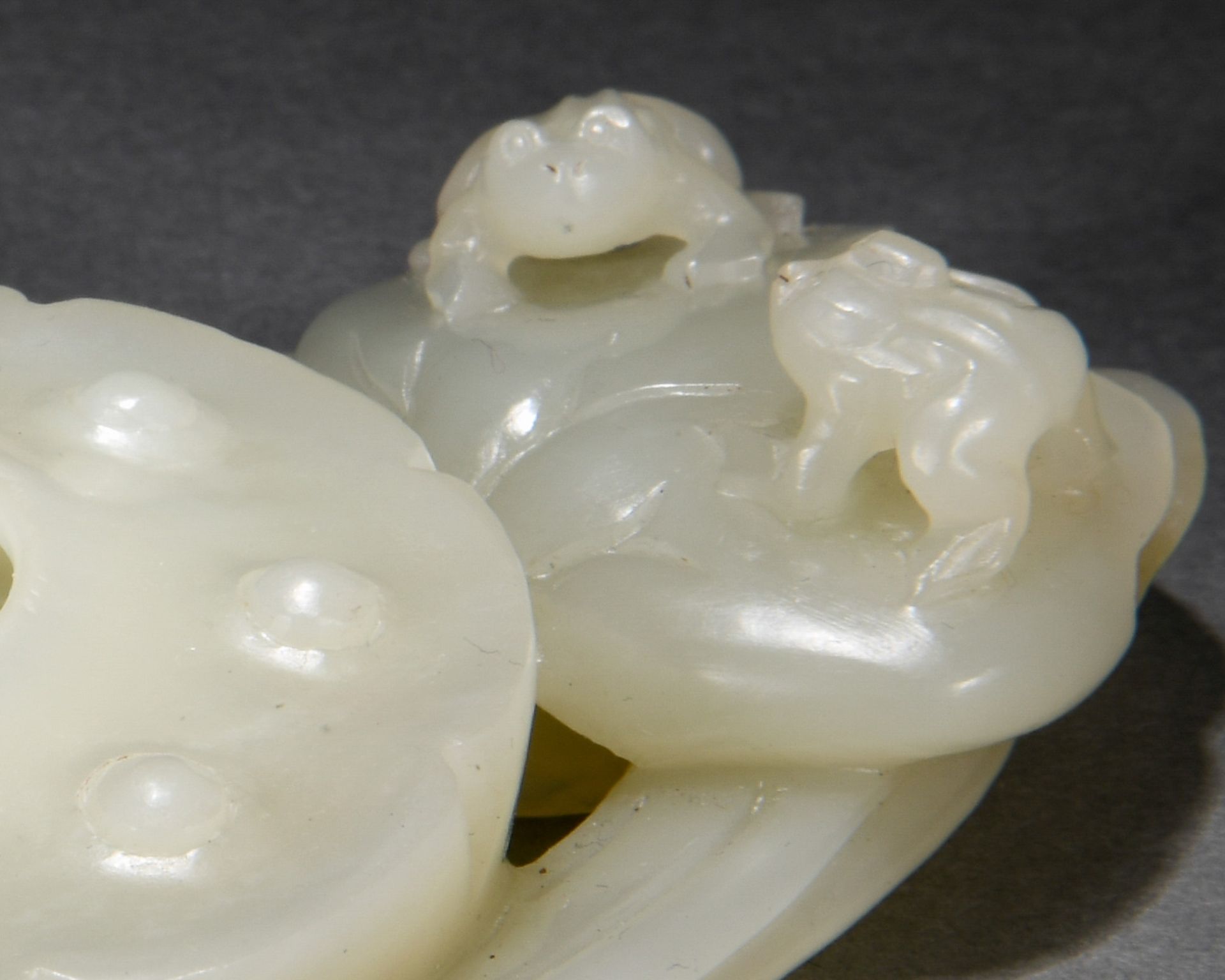 A Chinese Carved White Jade Washer - Image 2 of 8