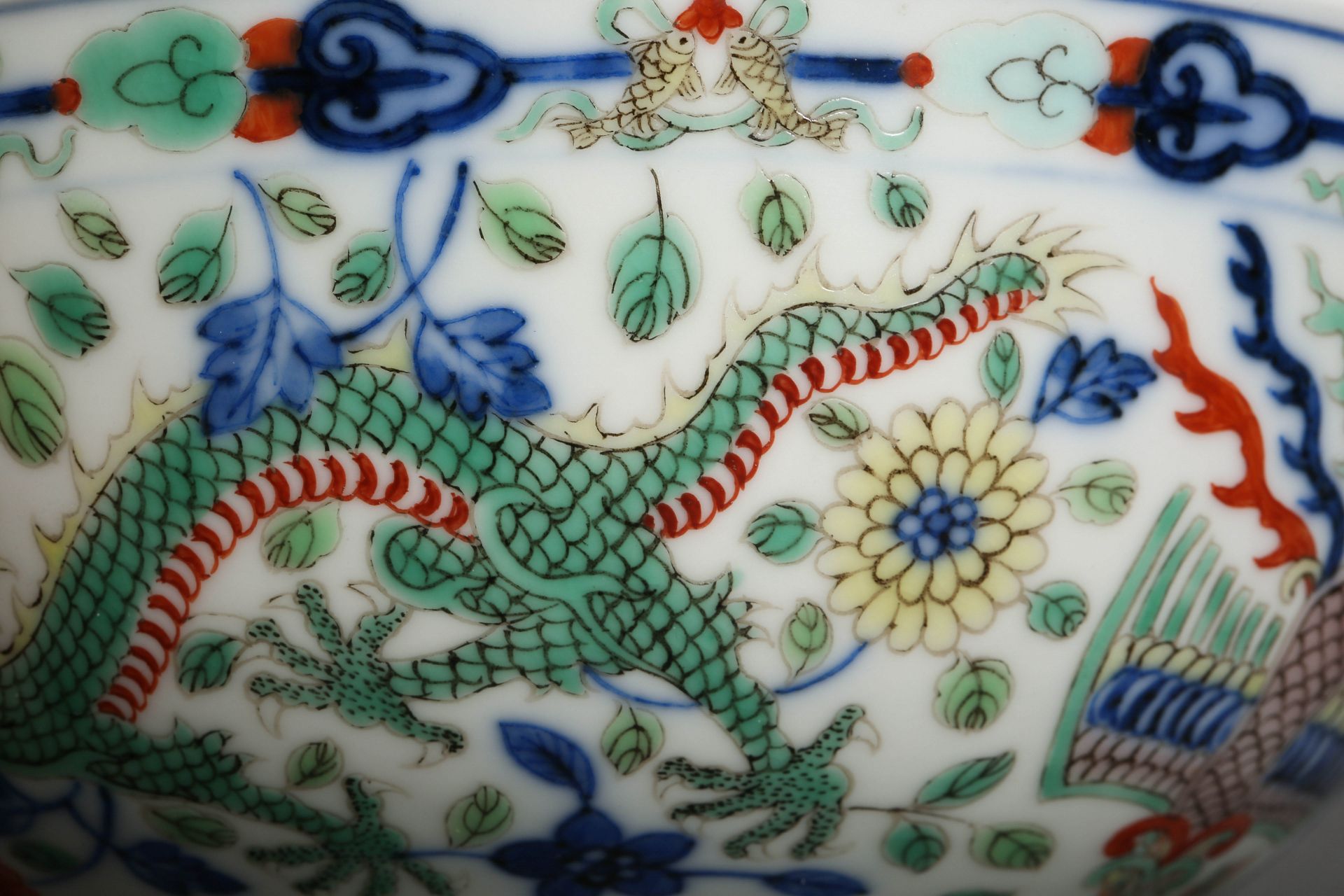 A Chinese Famille Rose Dragon Bowl - Bild 6 aus 10