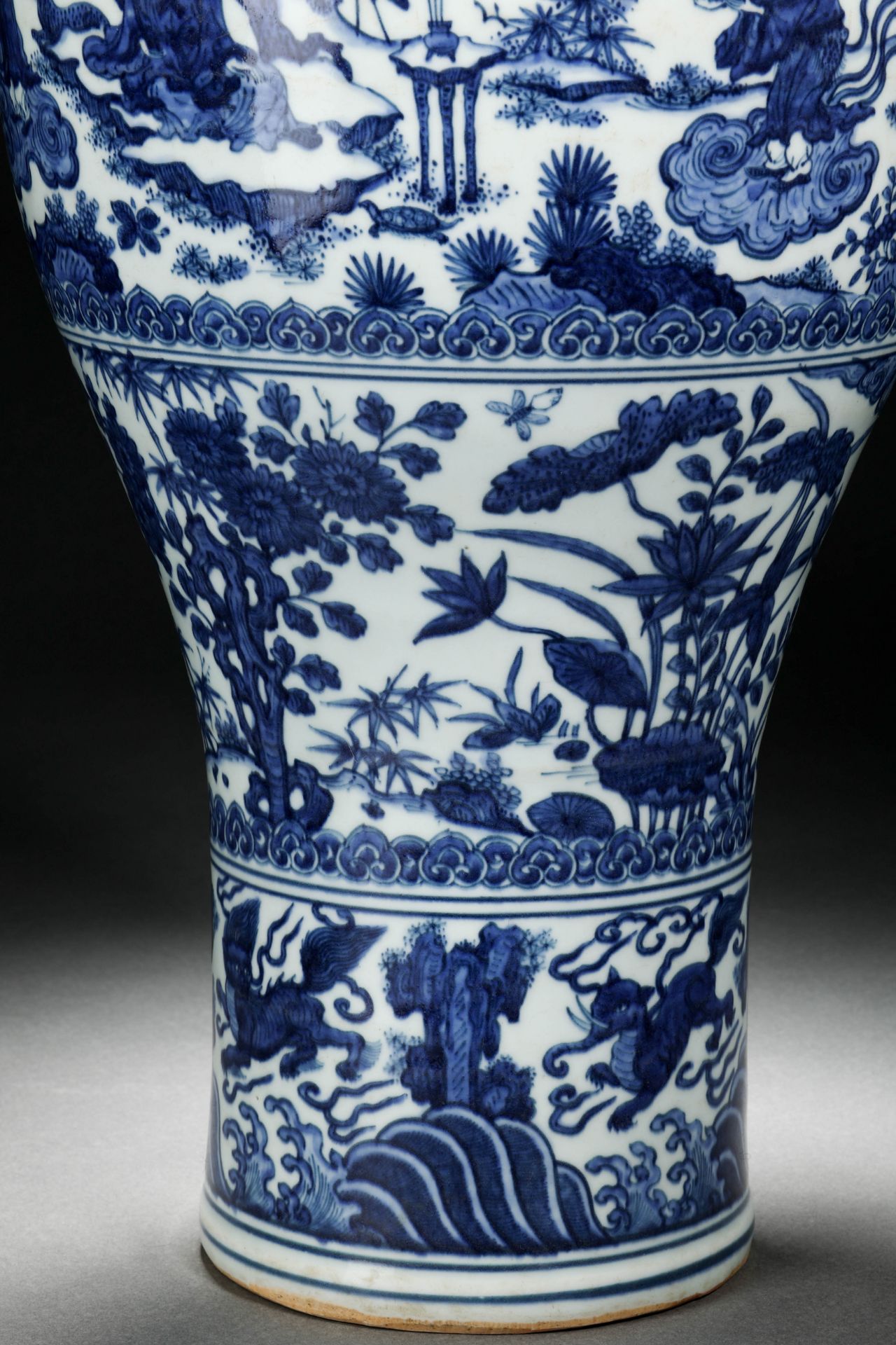 A Chinese Blue and White Figural Story Vase Meiping - Bild 3 aus 11