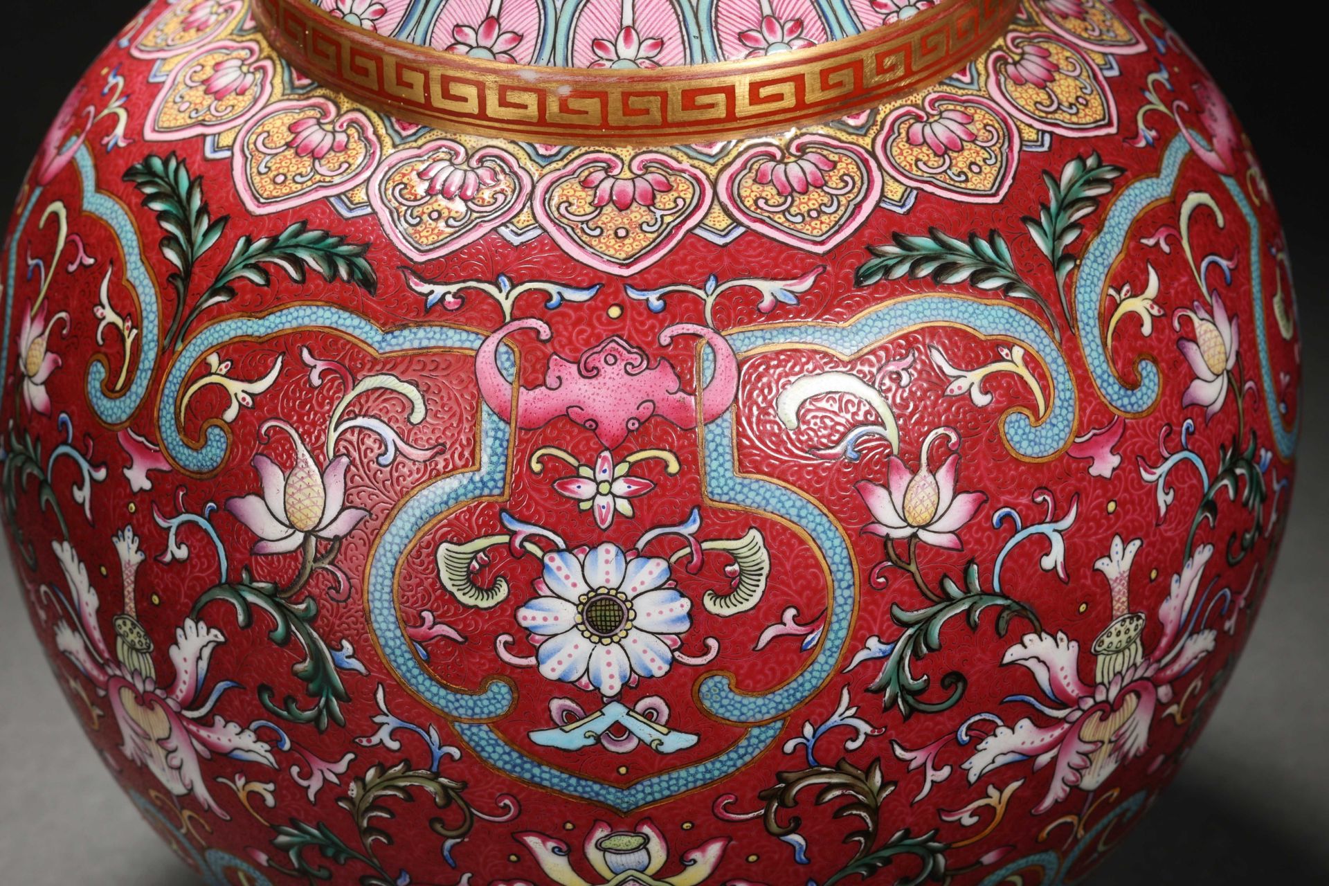 A Chinese Famille Rose Lotus Scrolls Vase - Bild 4 aus 10