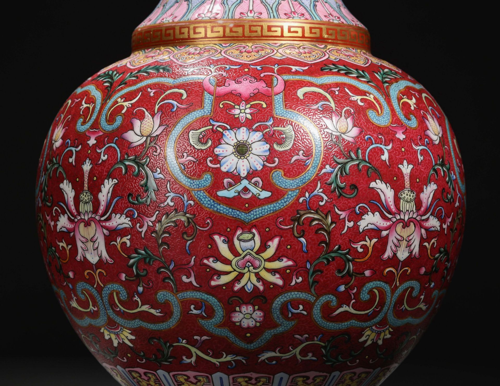A Chinese Famille Rose Lotus Scrolls Vase - Bild 7 aus 10