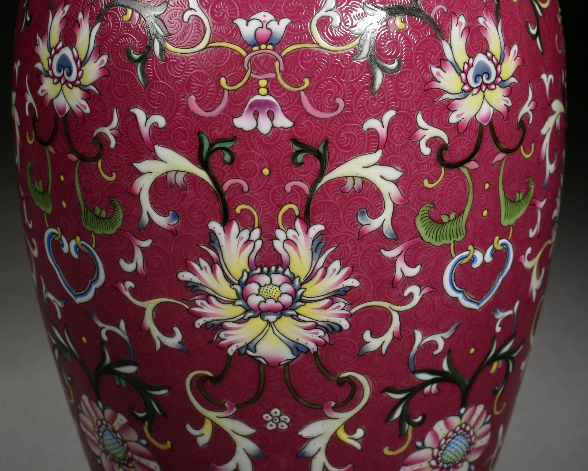 A Chinese Yangcai Glaze Florette Vase - Bild 5 aus 9