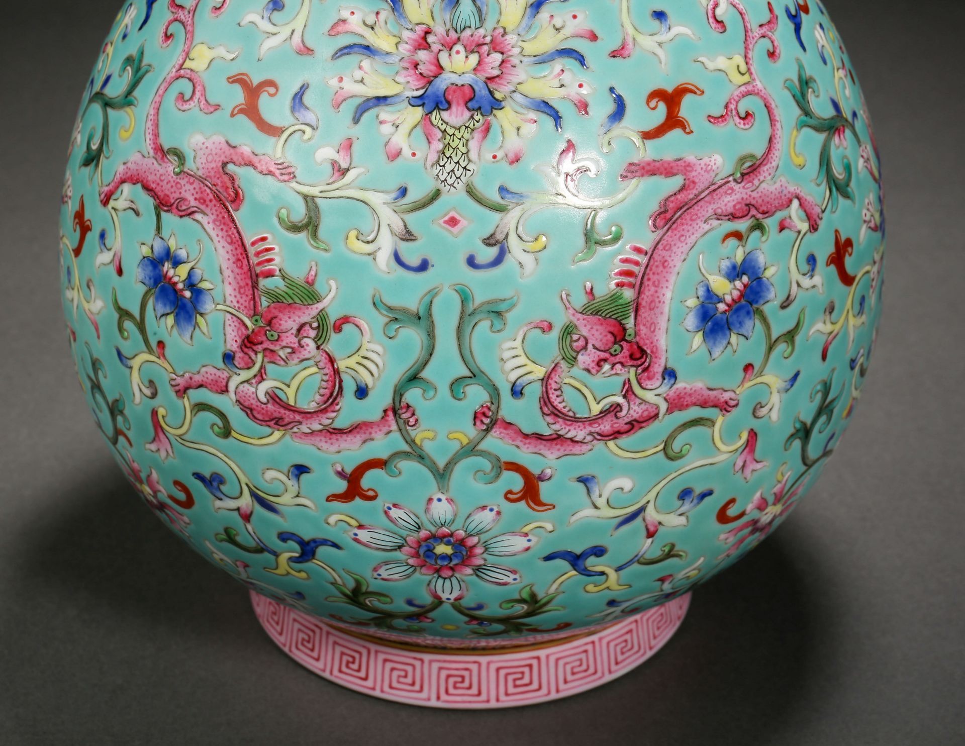 A Chinese Turquoise Ground and Famille Rose Chilong Vase - Bild 5 aus 10