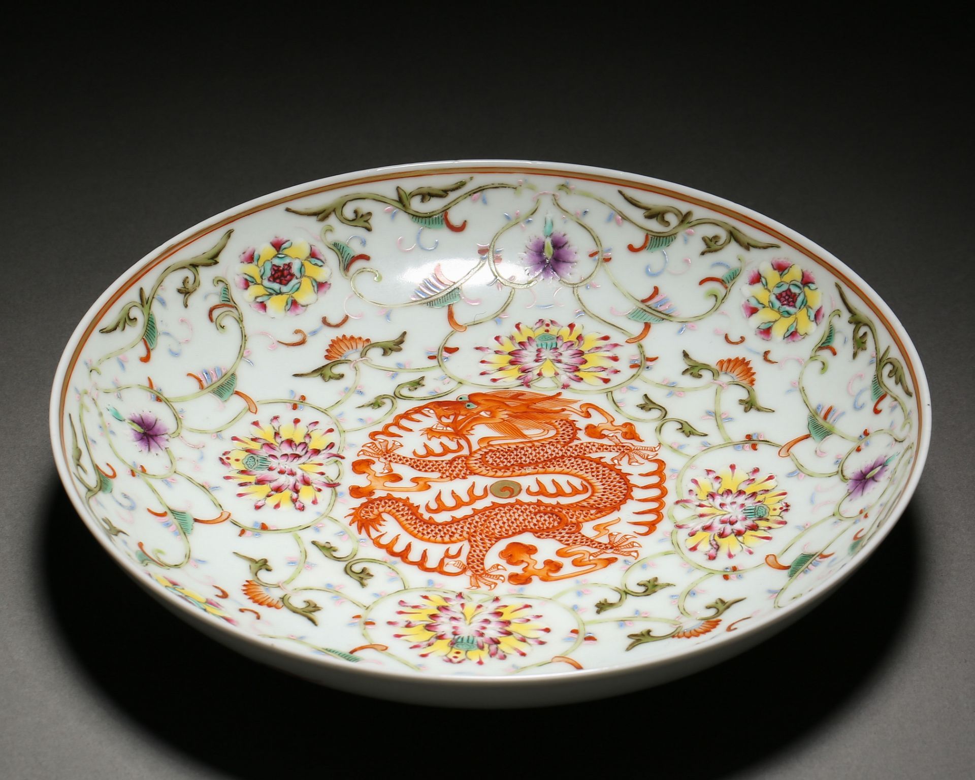 A Chinese Famille Rose Dragon and Floral Plate - Bild 2 aus 6