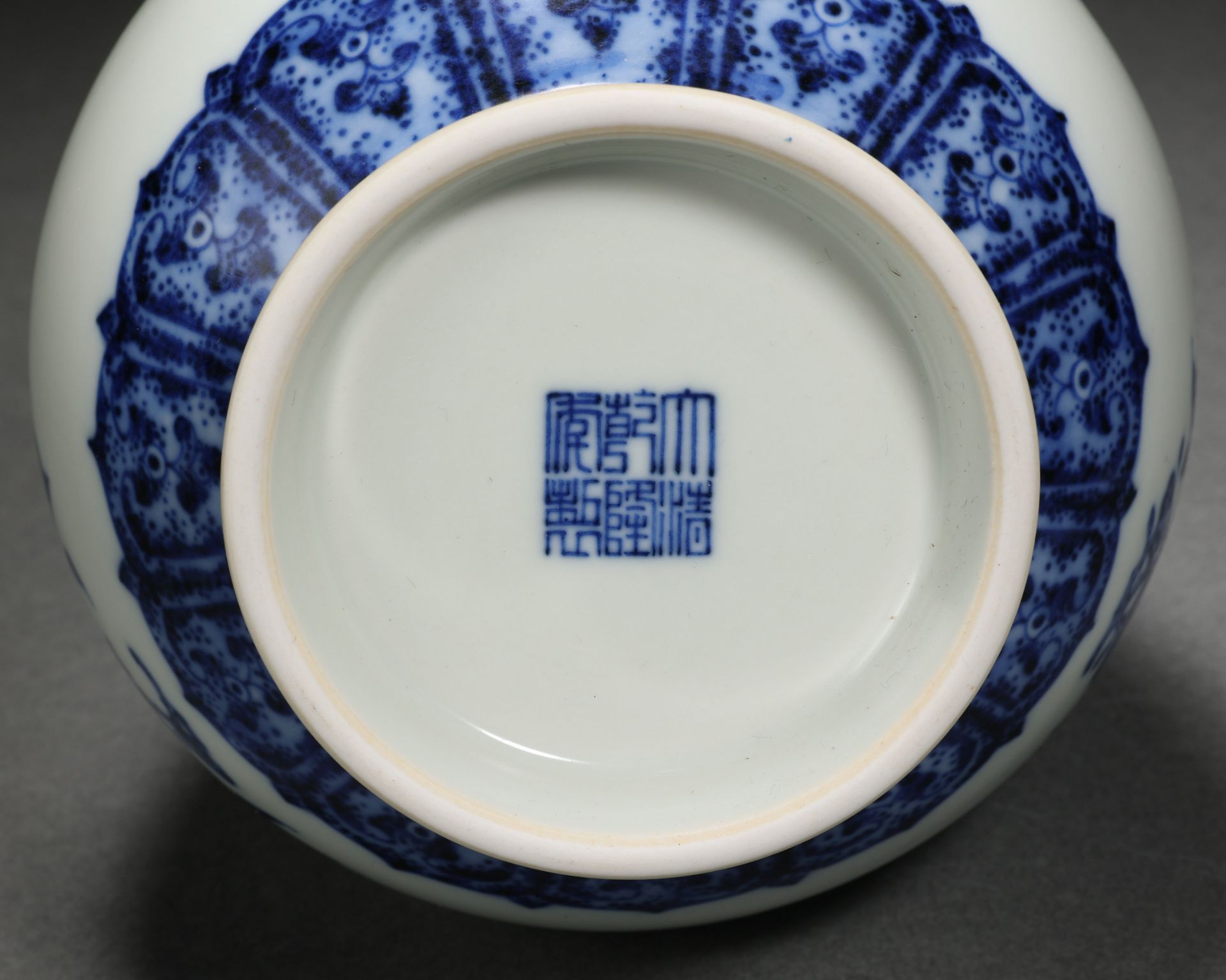 A Chinese Blue and White Garlic Head Vase - Image 9 of 10