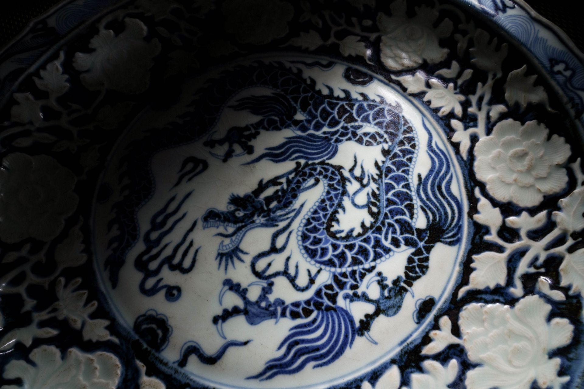 A Chinese Blue and White Dragon Dish - Image 12 of 18