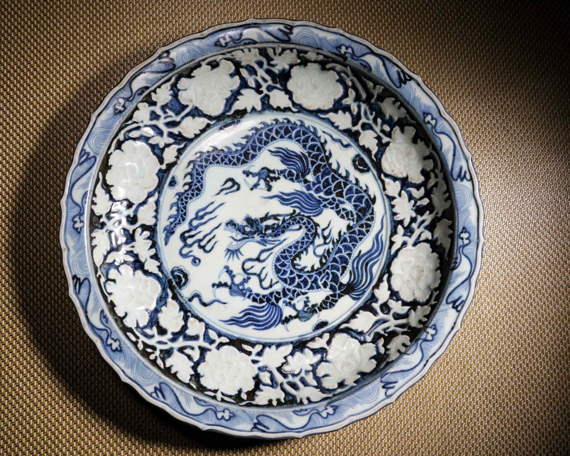 A Chinese Blue and White Dragon Dish - Image 9 of 18