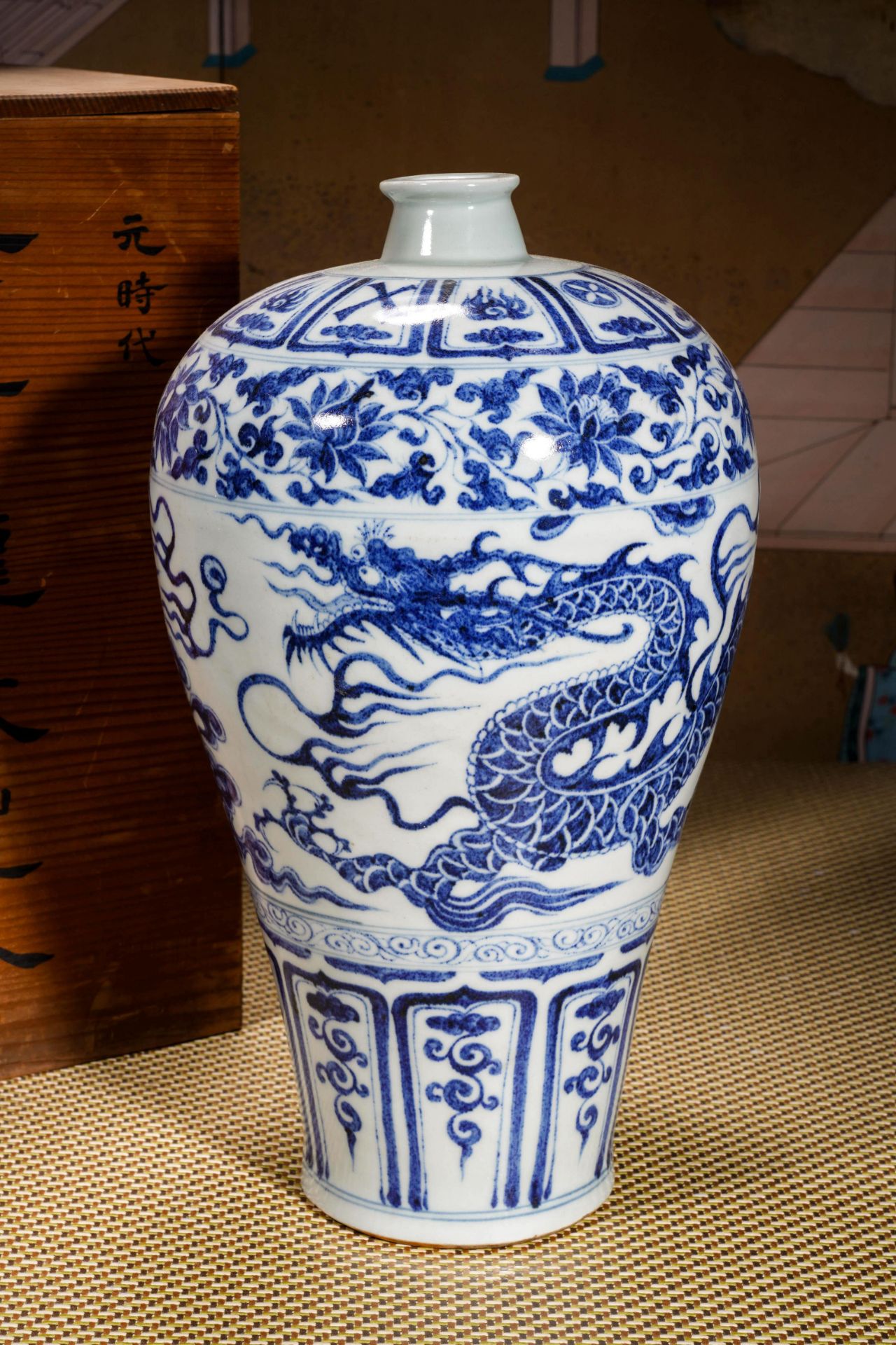 A Chinese Blue and White Dragon Vase Meiping - Image 3 of 12