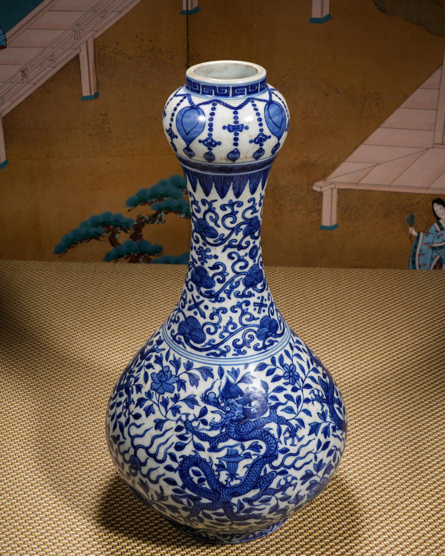 A Chinese Blue and White Dragon Garlic Head Vase - Image 3 of 16