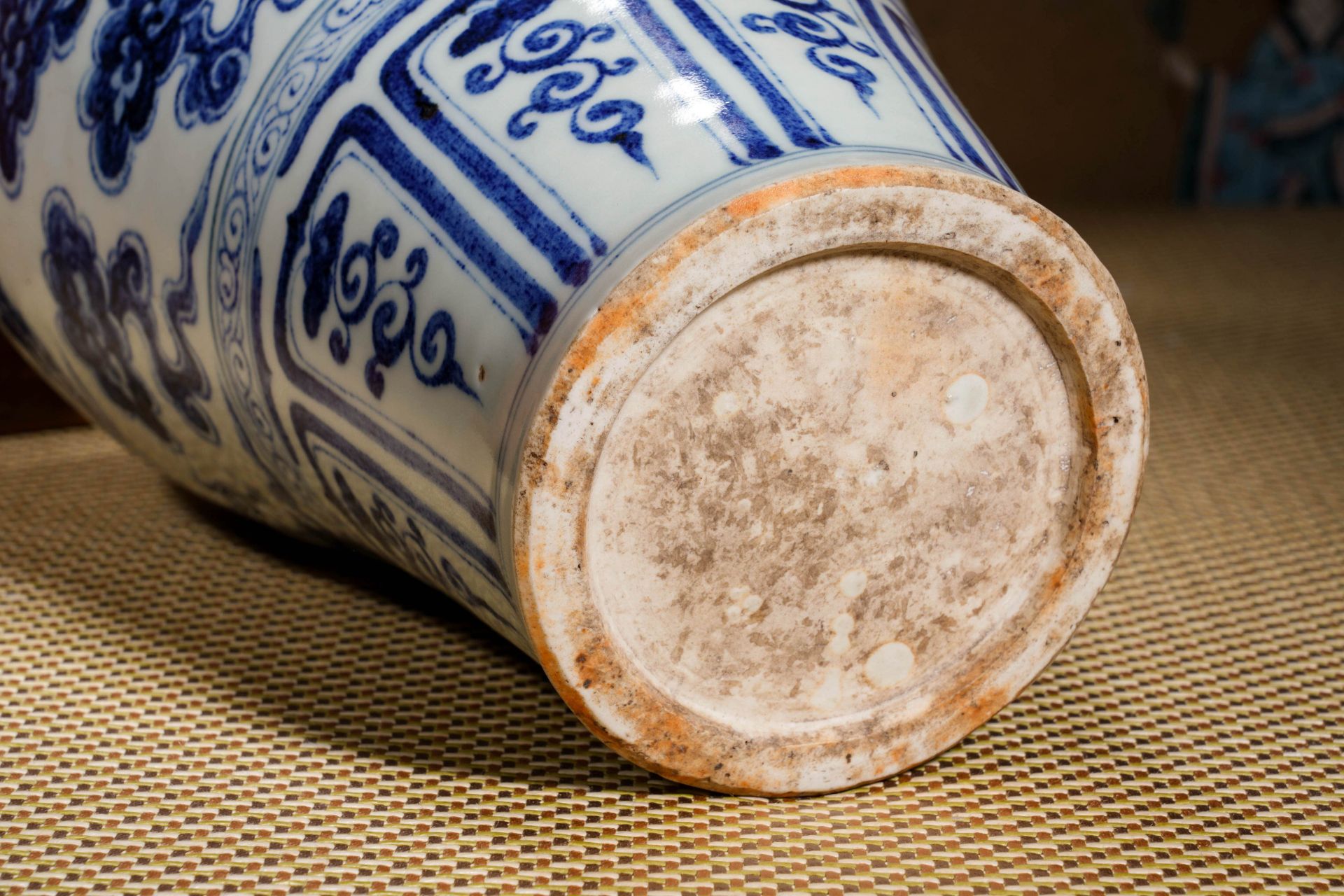 A Chinese Blue and White Dragon Vase Meiping - Image 9 of 12