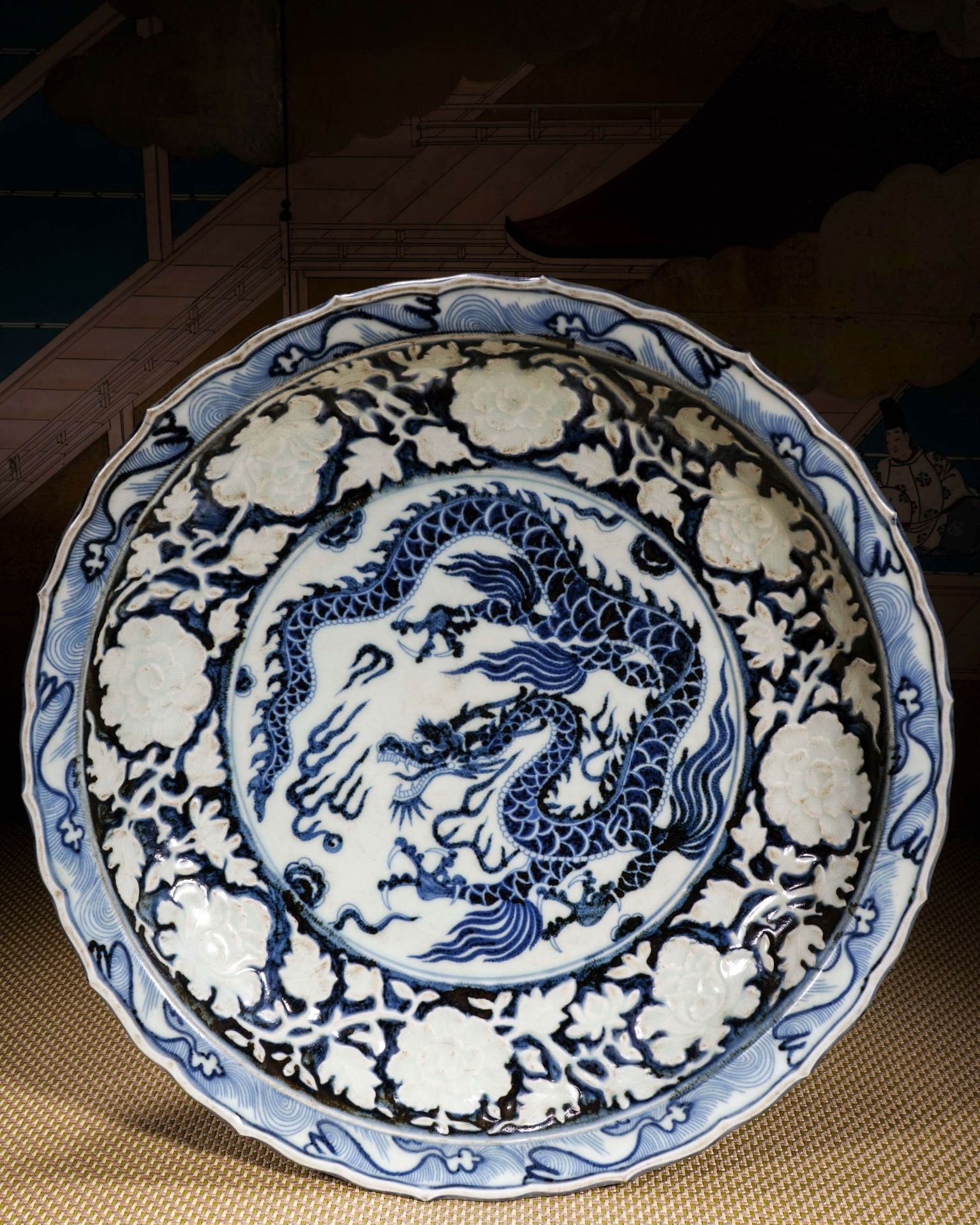 A Chinese Blue and White Dragon Dish - Image 2 of 18