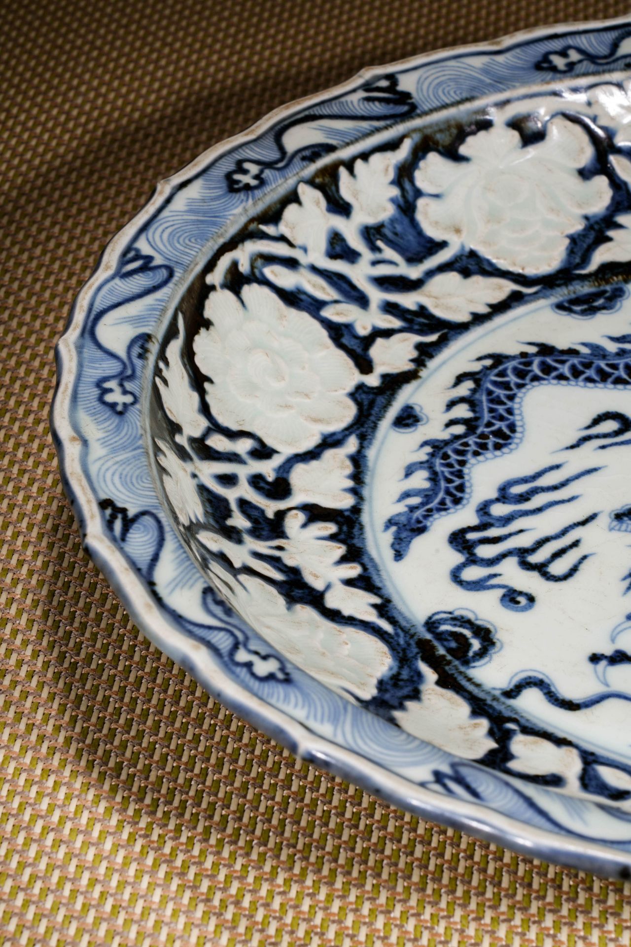 A Chinese Blue and White Dragon Dish - Image 16 of 18