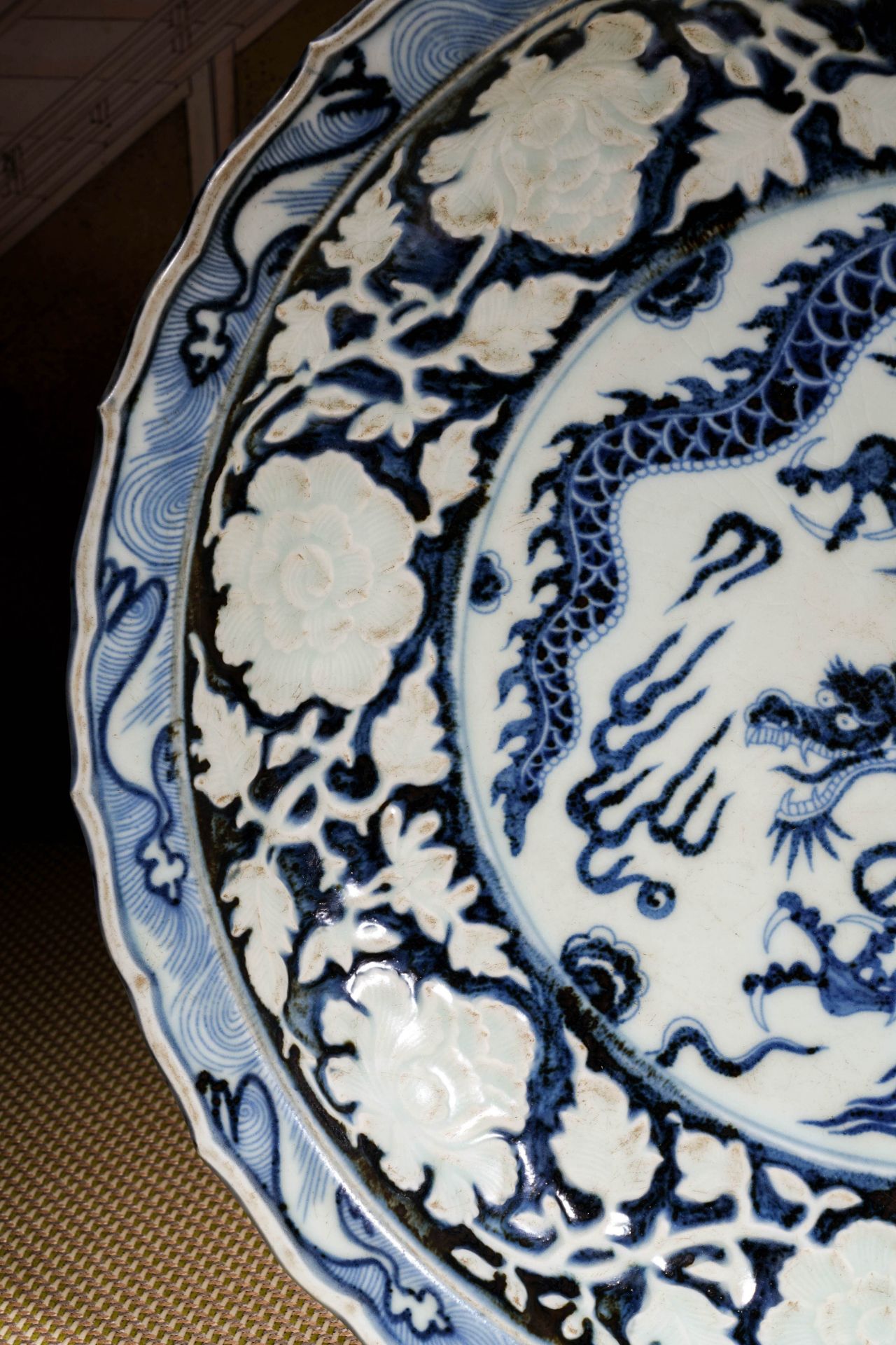 A Chinese Blue and White Dragon Dish - Image 5 of 18