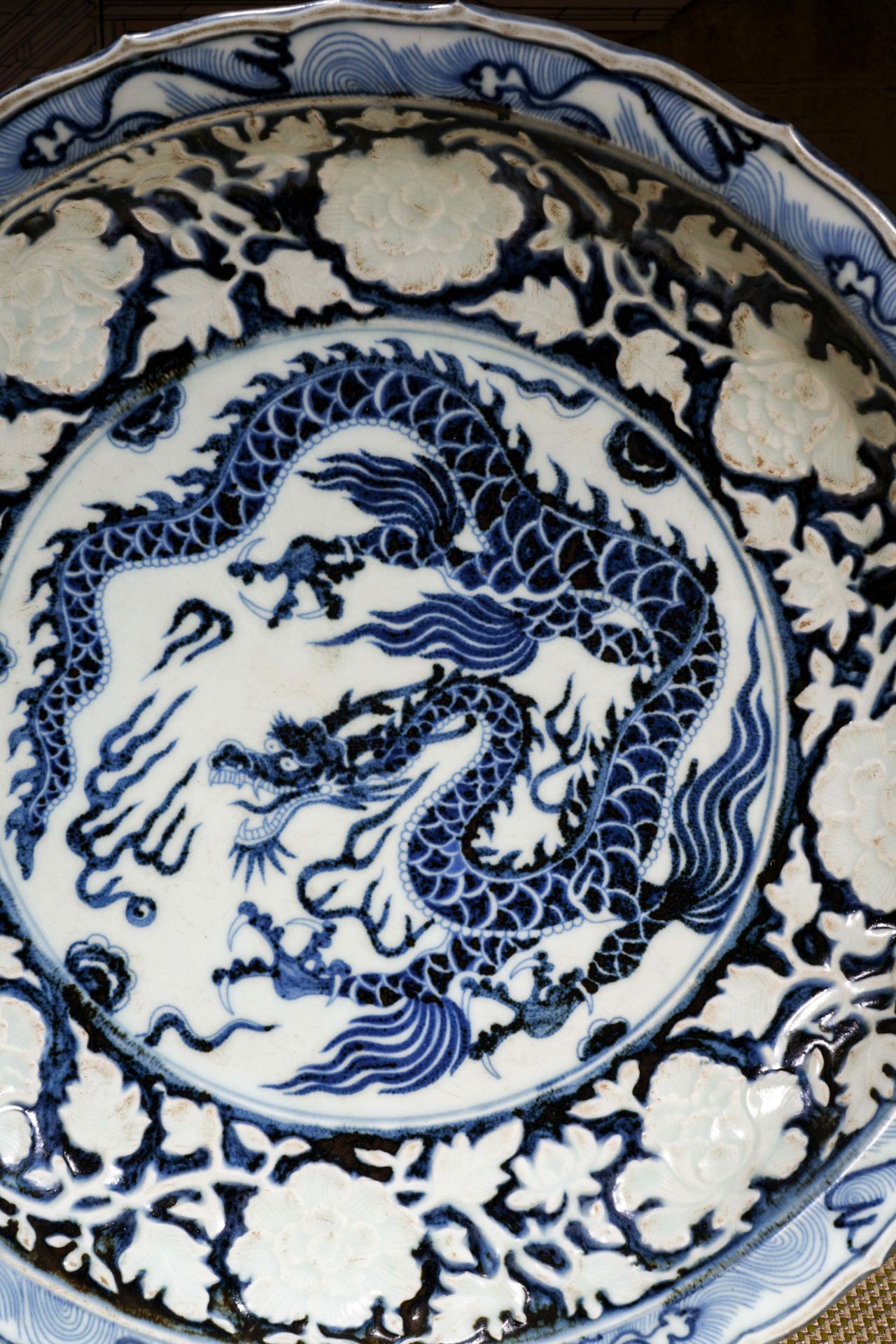 A Chinese Blue and White Dragon Dish - Image 3 of 18