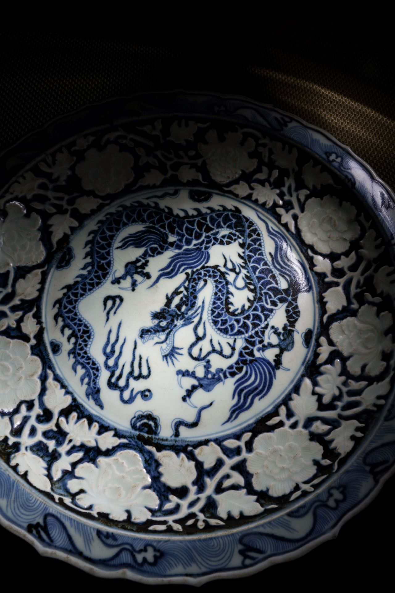 A Chinese Blue and White Dragon Dish - Image 14 of 18