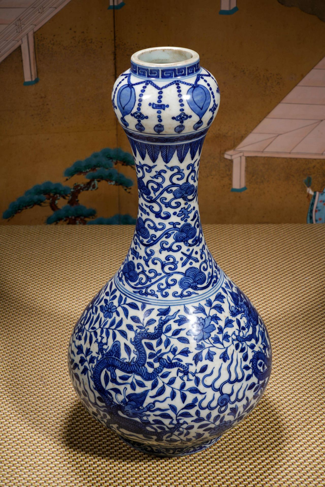 A Chinese Blue and White Dragon Garlic Head Vase - Image 6 of 16