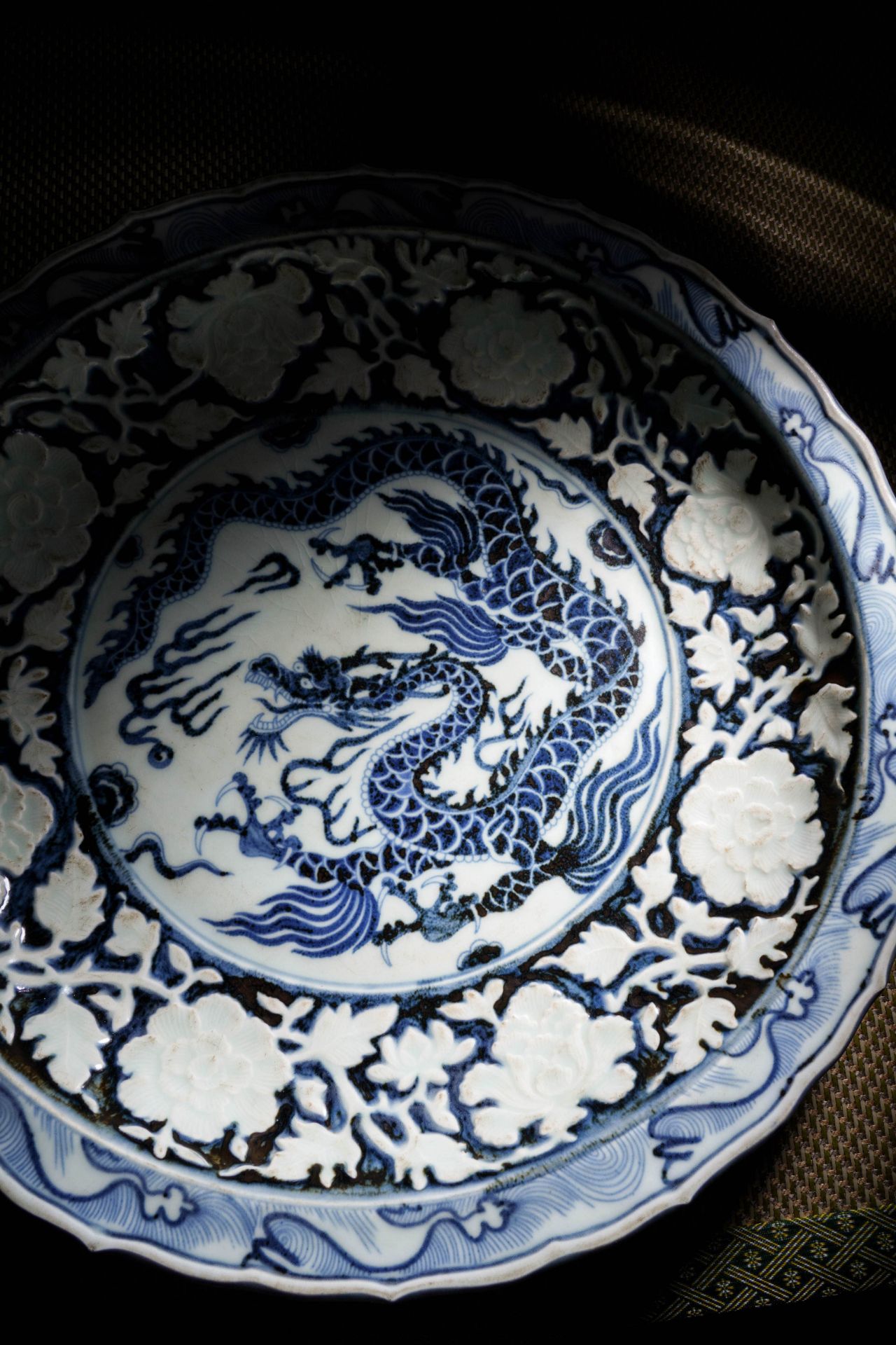 A Chinese Blue and White Dragon Dish - Image 10 of 18