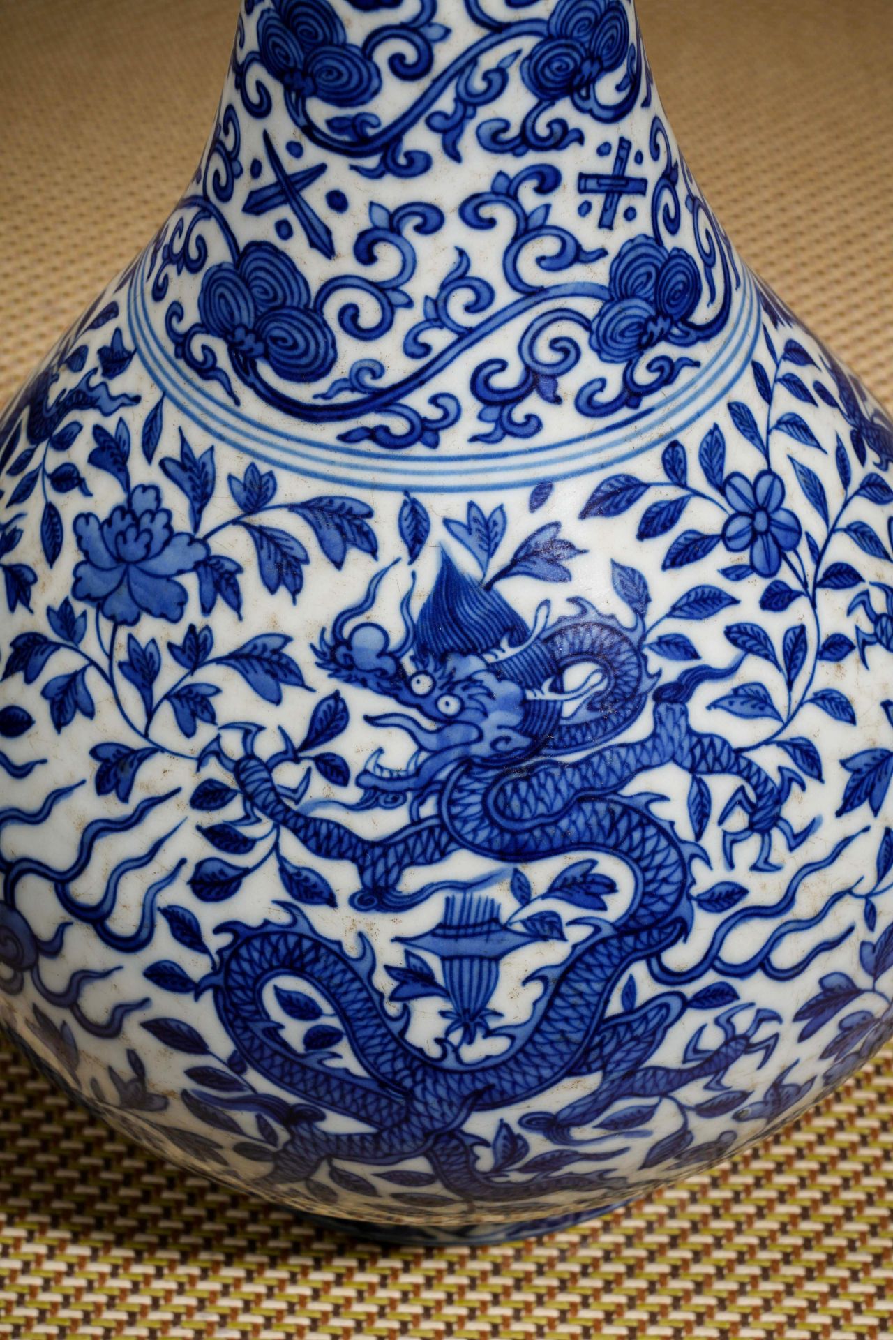 A Chinese Blue and White Dragon Garlic Head Vase - Image 5 of 16