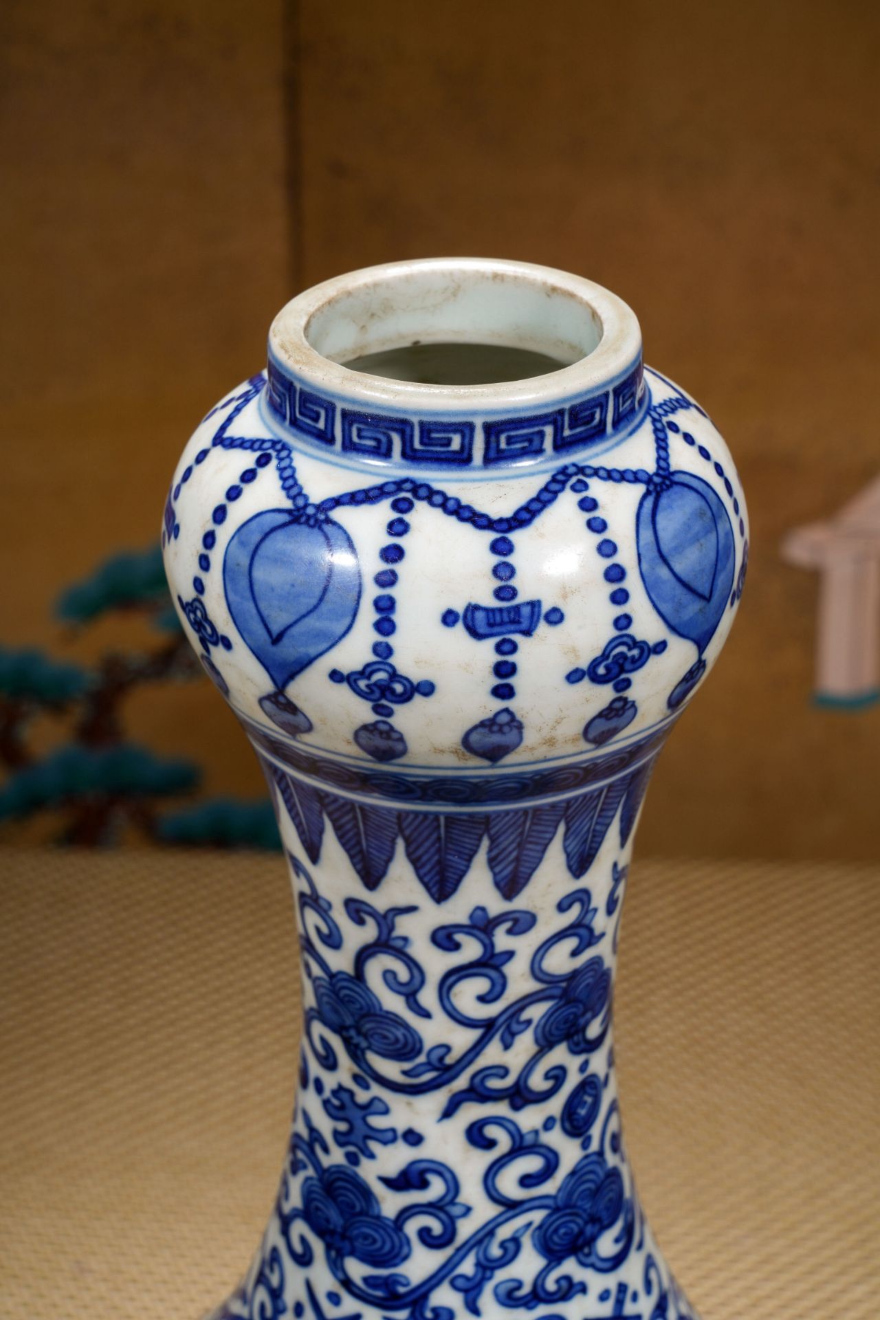 A Chinese Blue and White Dragon Garlic Head Vase - Image 4 of 16