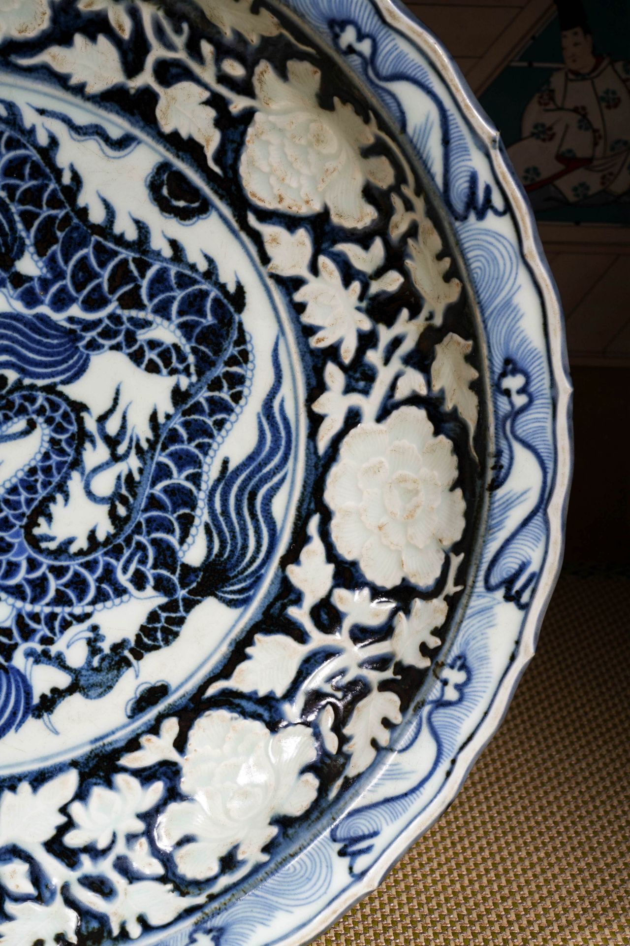 A Chinese Blue and White Dragon Dish - Image 4 of 18