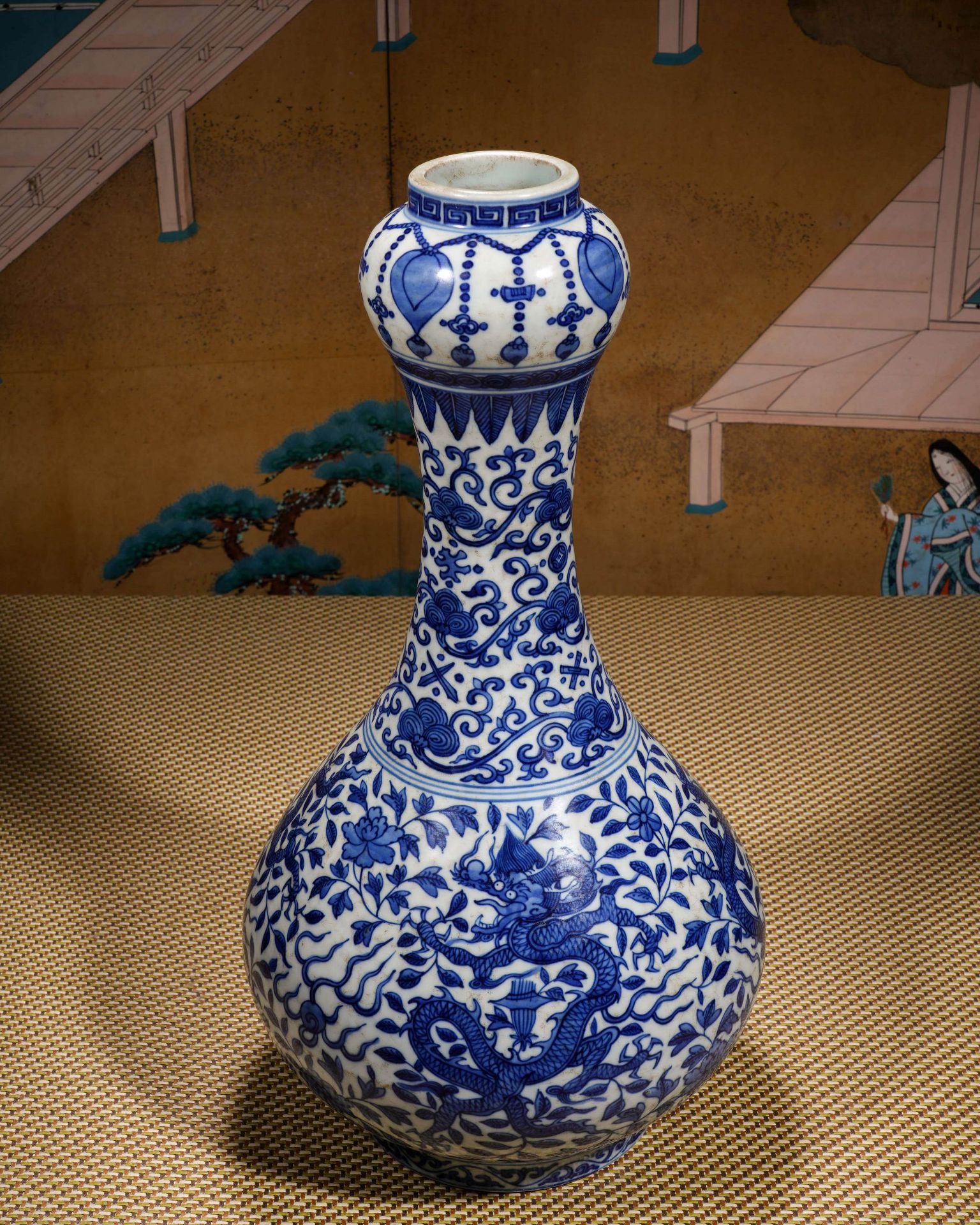 A Chinese Blue and White Dragon Garlic Head Vase - Image 2 of 16