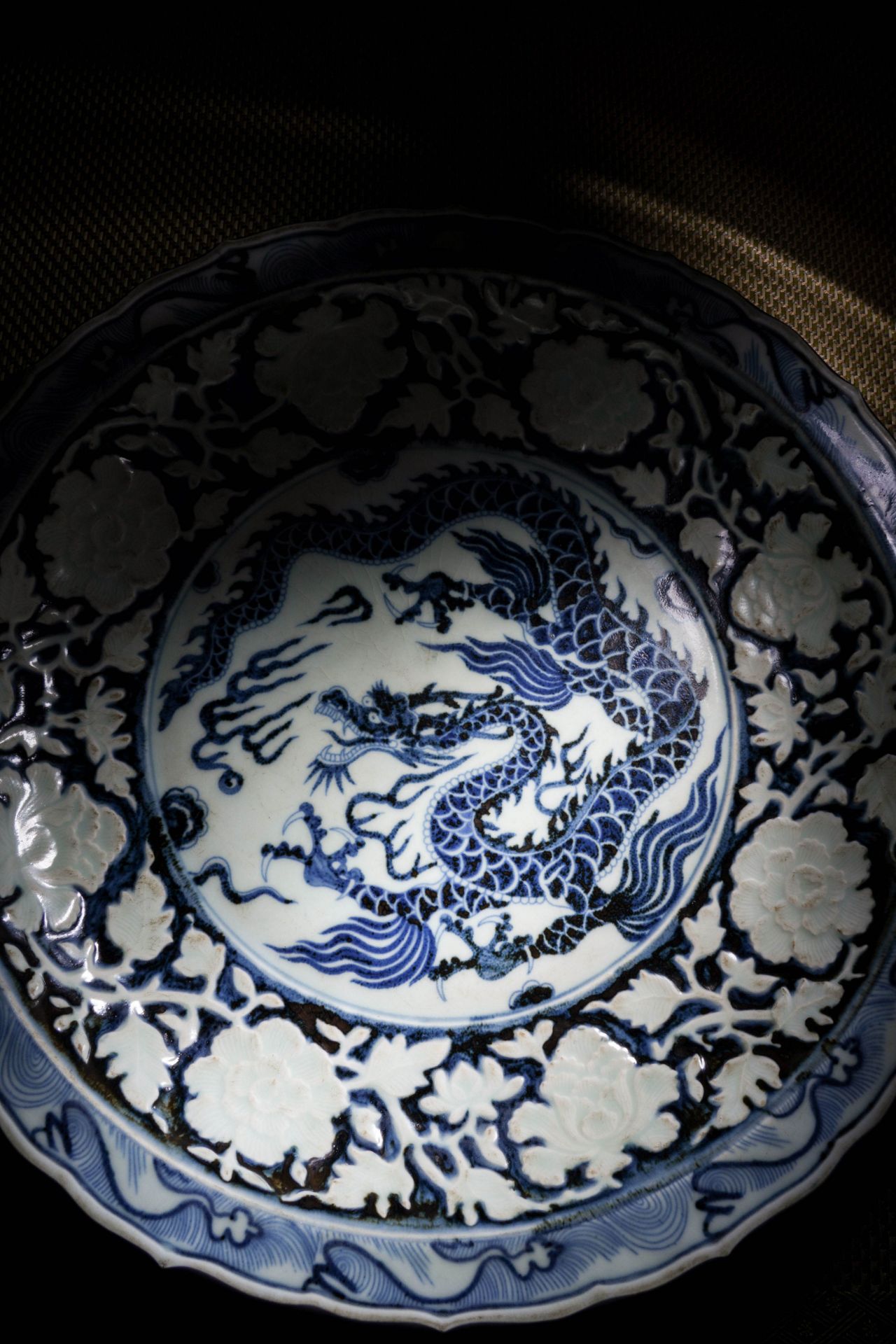 A Chinese Blue and White Dragon Dish - Image 11 of 18