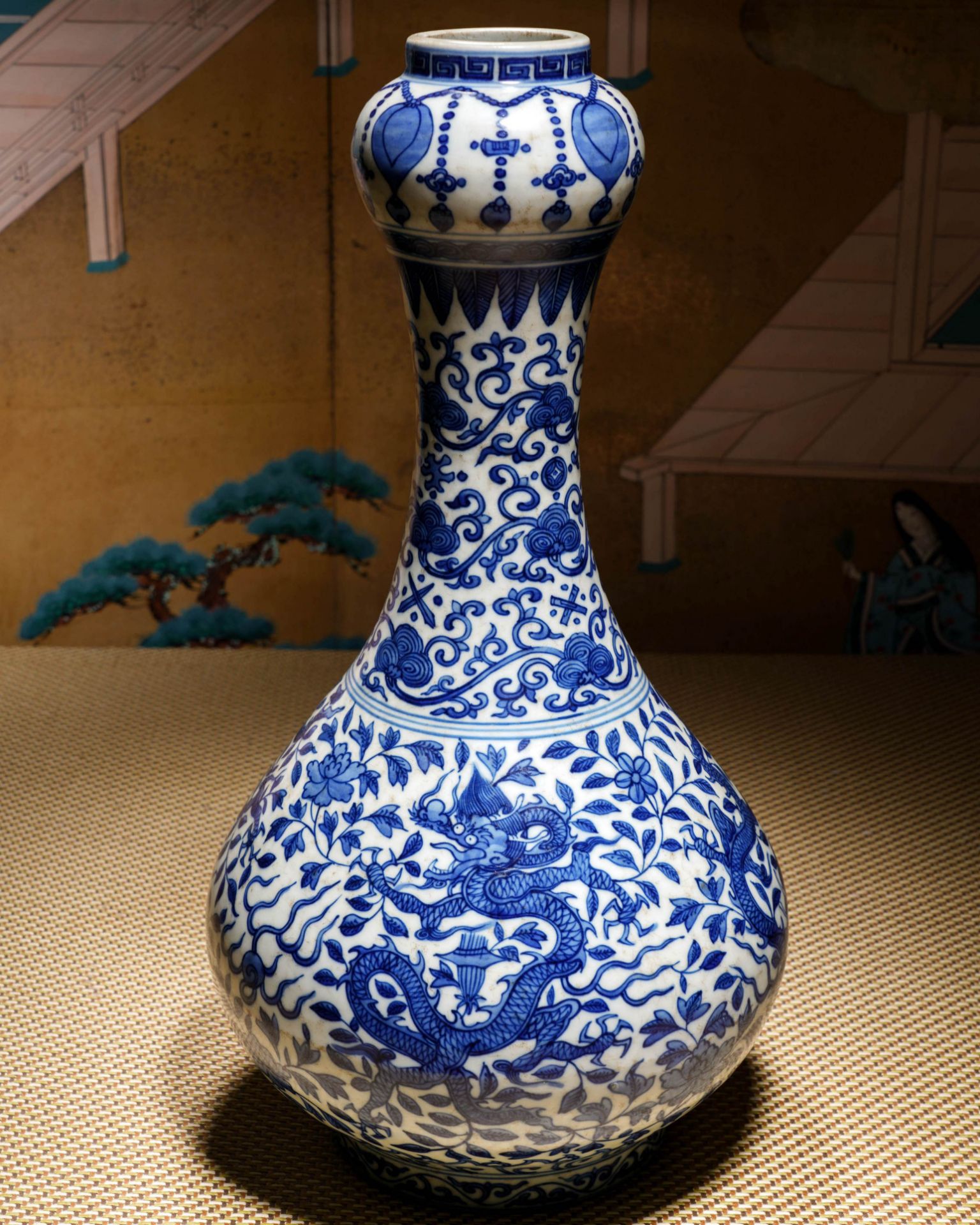A Chinese Blue and White Dragon Garlic Head Vase - Image 13 of 16