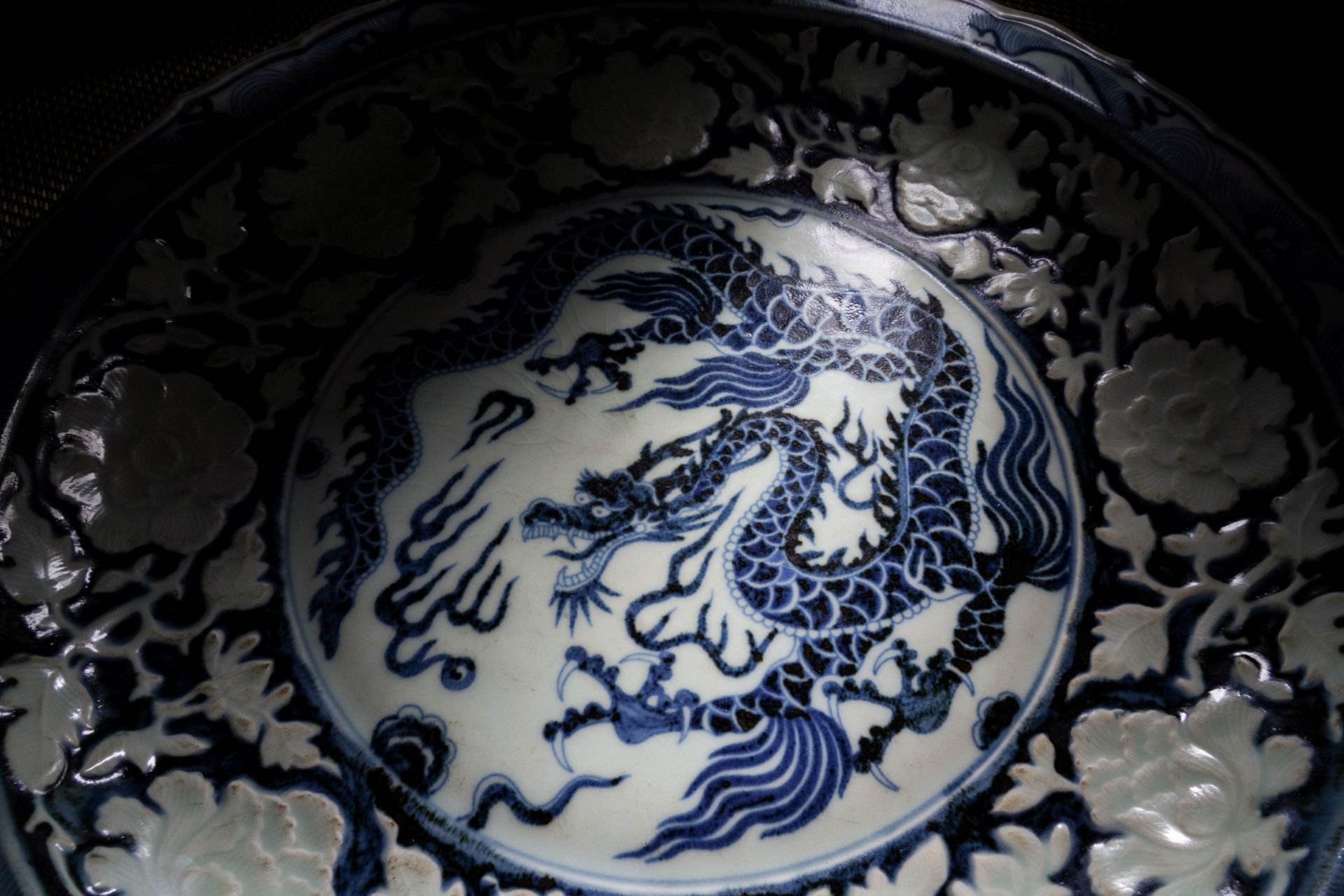 A Chinese Blue and White Dragon Dish - Image 13 of 18