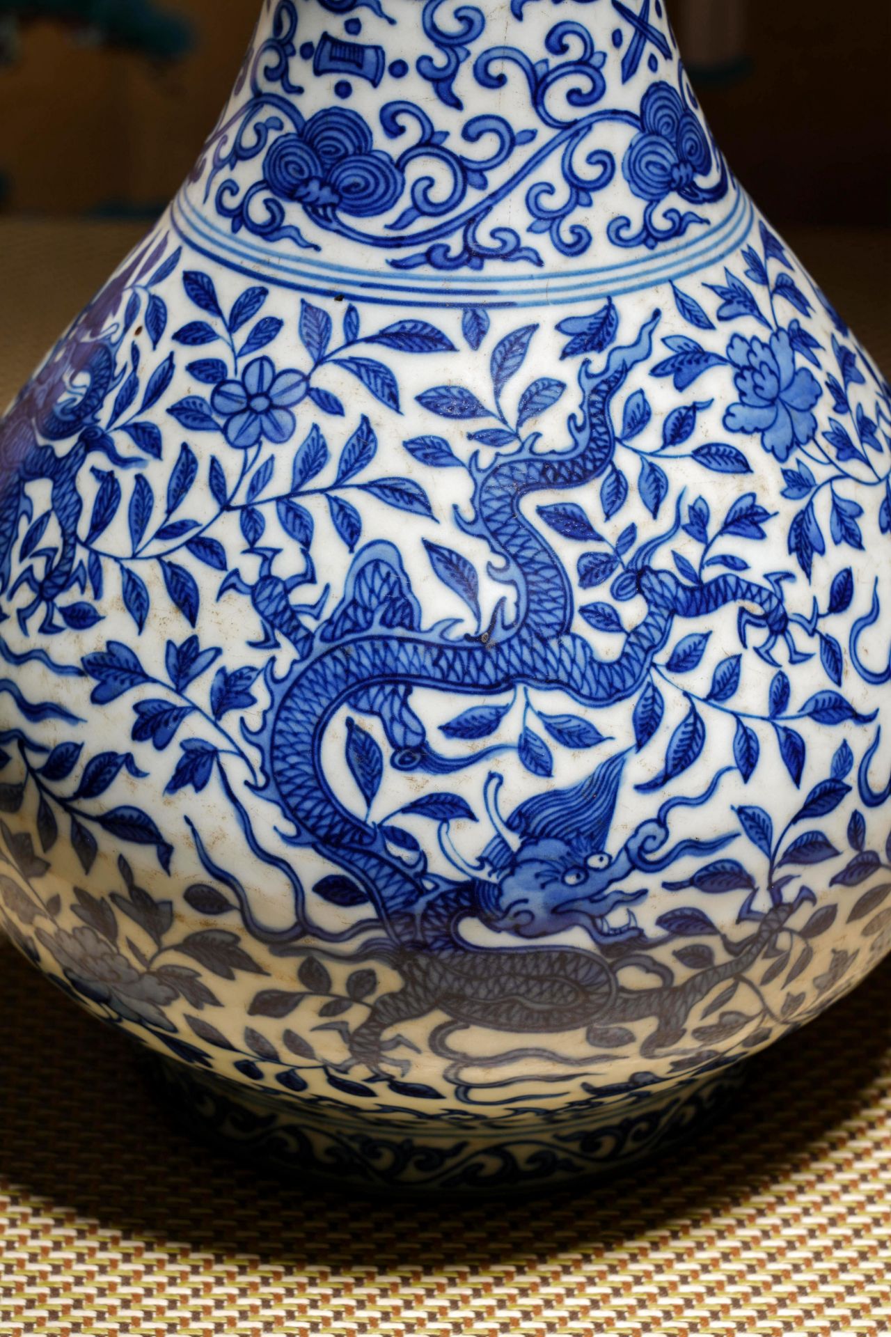 A Chinese Blue and White Dragon Garlic Head Vase - Image 11 of 16