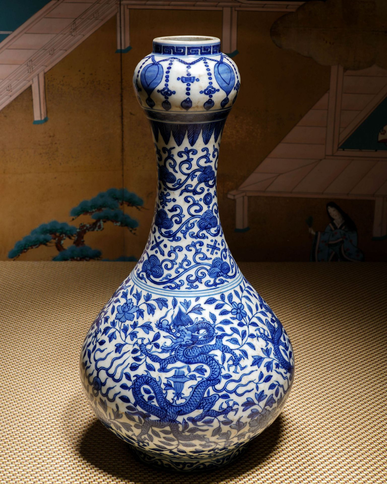 A Chinese Blue and White Dragon Garlic Head Vase - Image 14 of 16