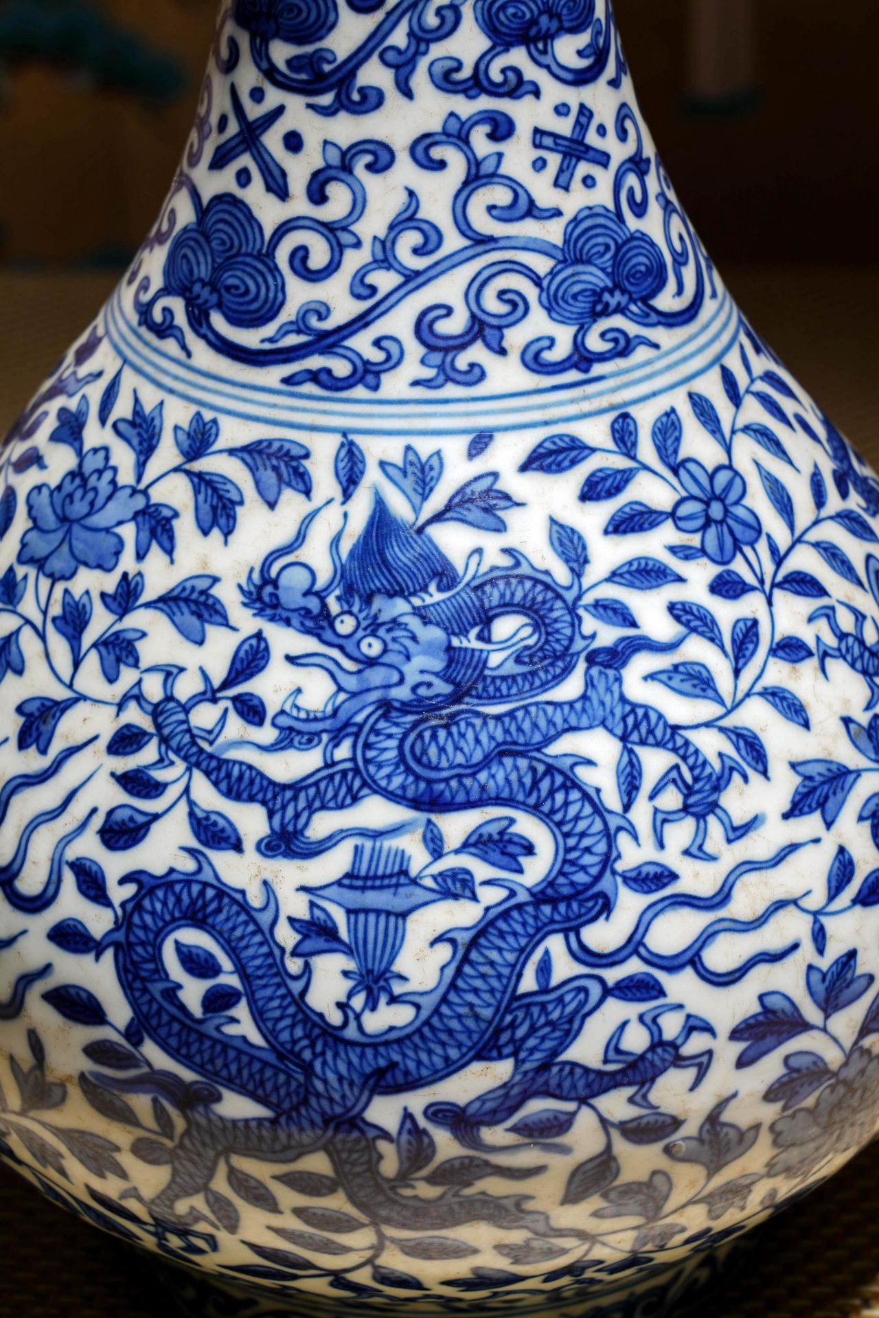 A Chinese Blue and White Dragon Garlic Head Vase - Image 12 of 16