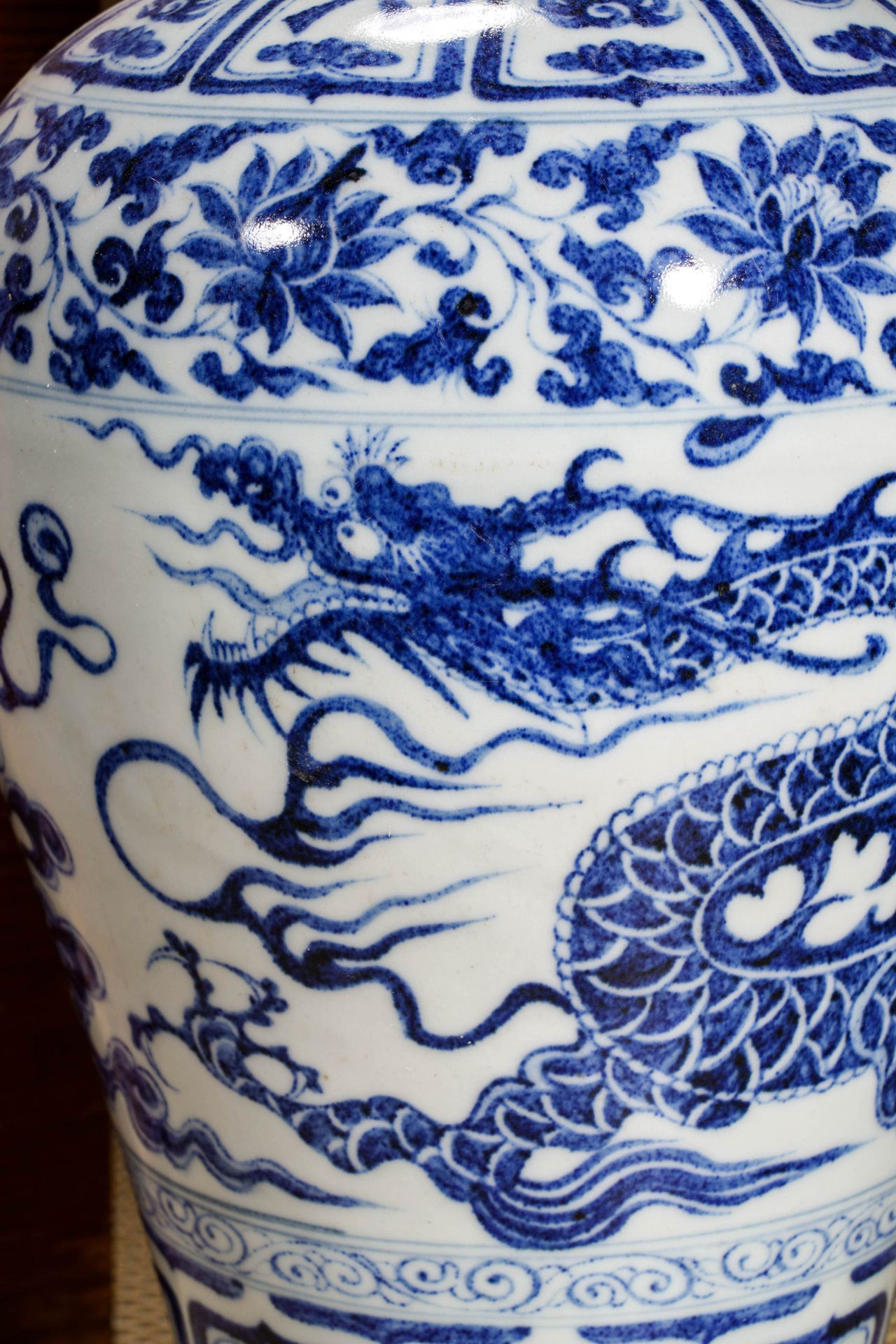 A Chinese Blue and White Dragon Vase Meiping - Image 4 of 12