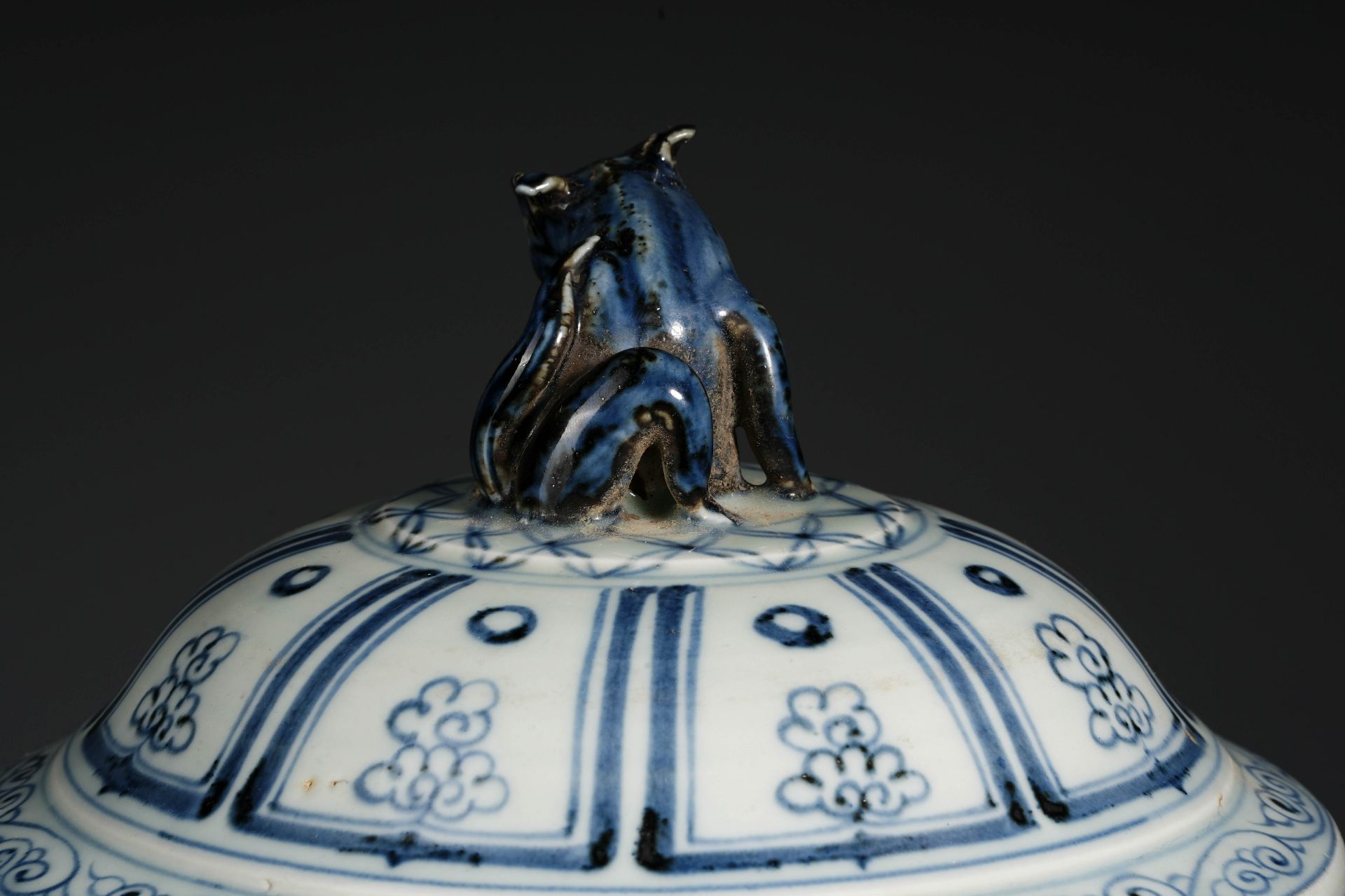 A Chinese Underglaze Blue and Copper Red Jar with CoverÂ  - Image 4 of 15