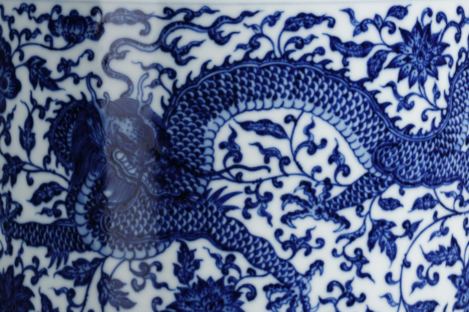 A Blue and White Dragon Vase - Image 5 of 14