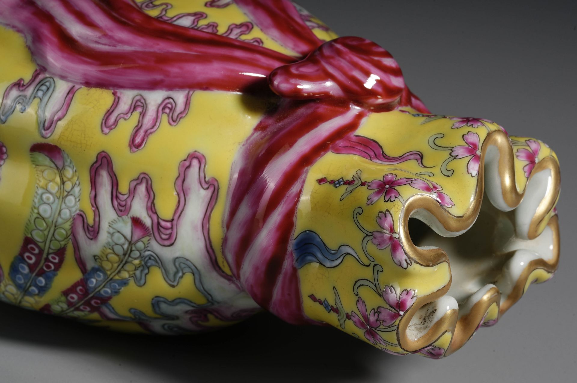 A Chinese Famille Rose Phoenix Vase - Image 8 of 15