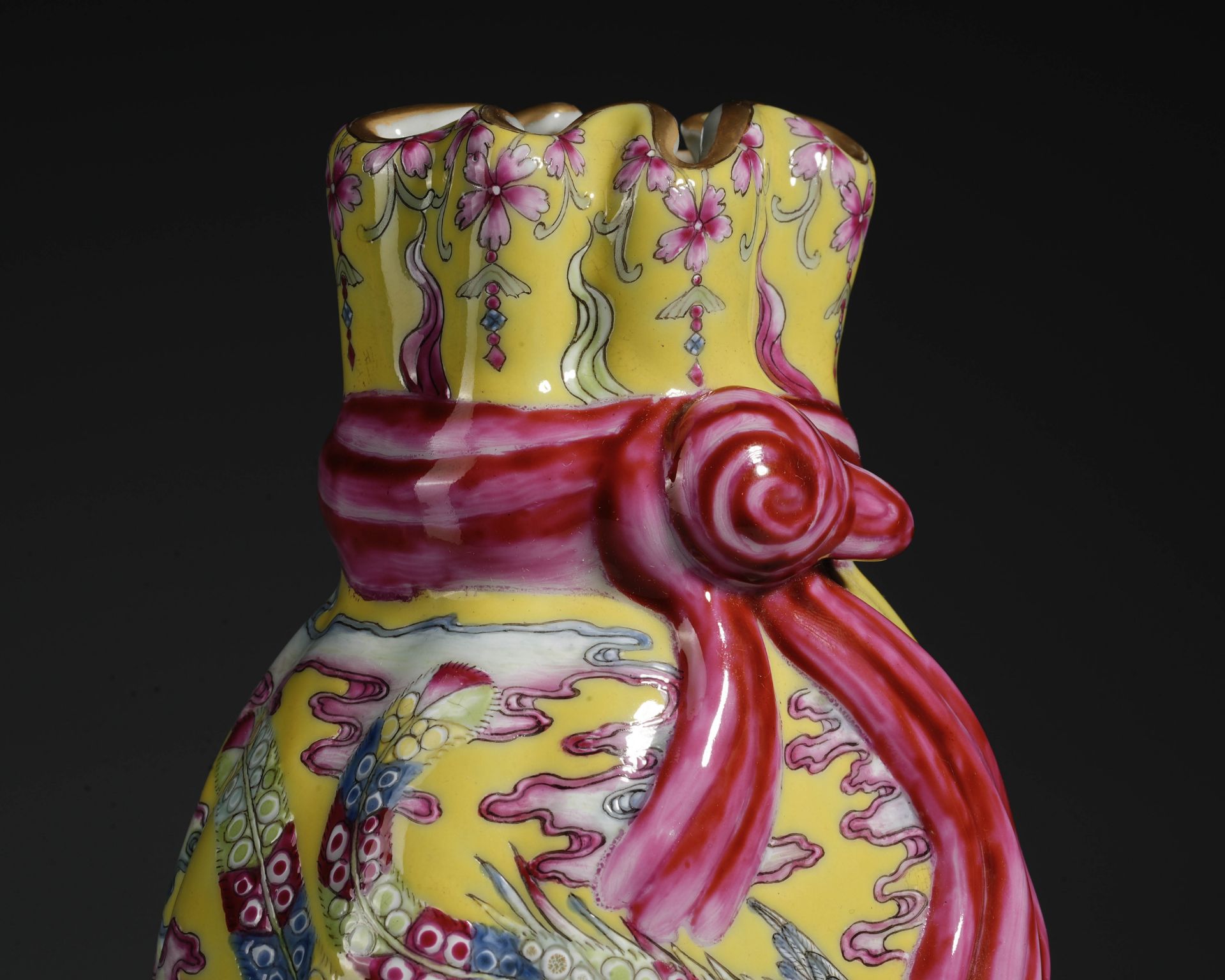 A Chinese Famille Rose Phoenix Vase - Image 5 of 15