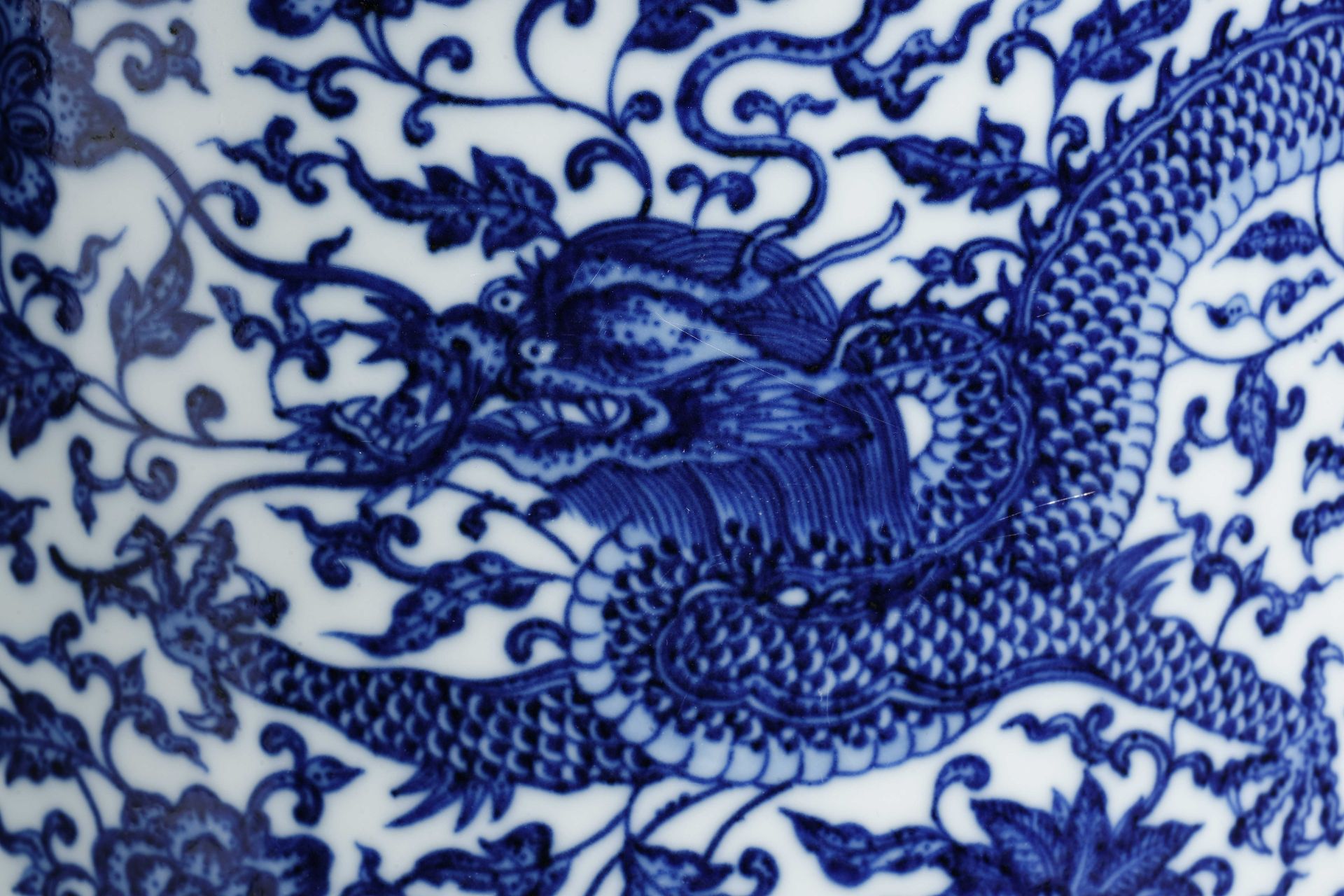 A Blue and White Dragon Vase - Image 8 of 14