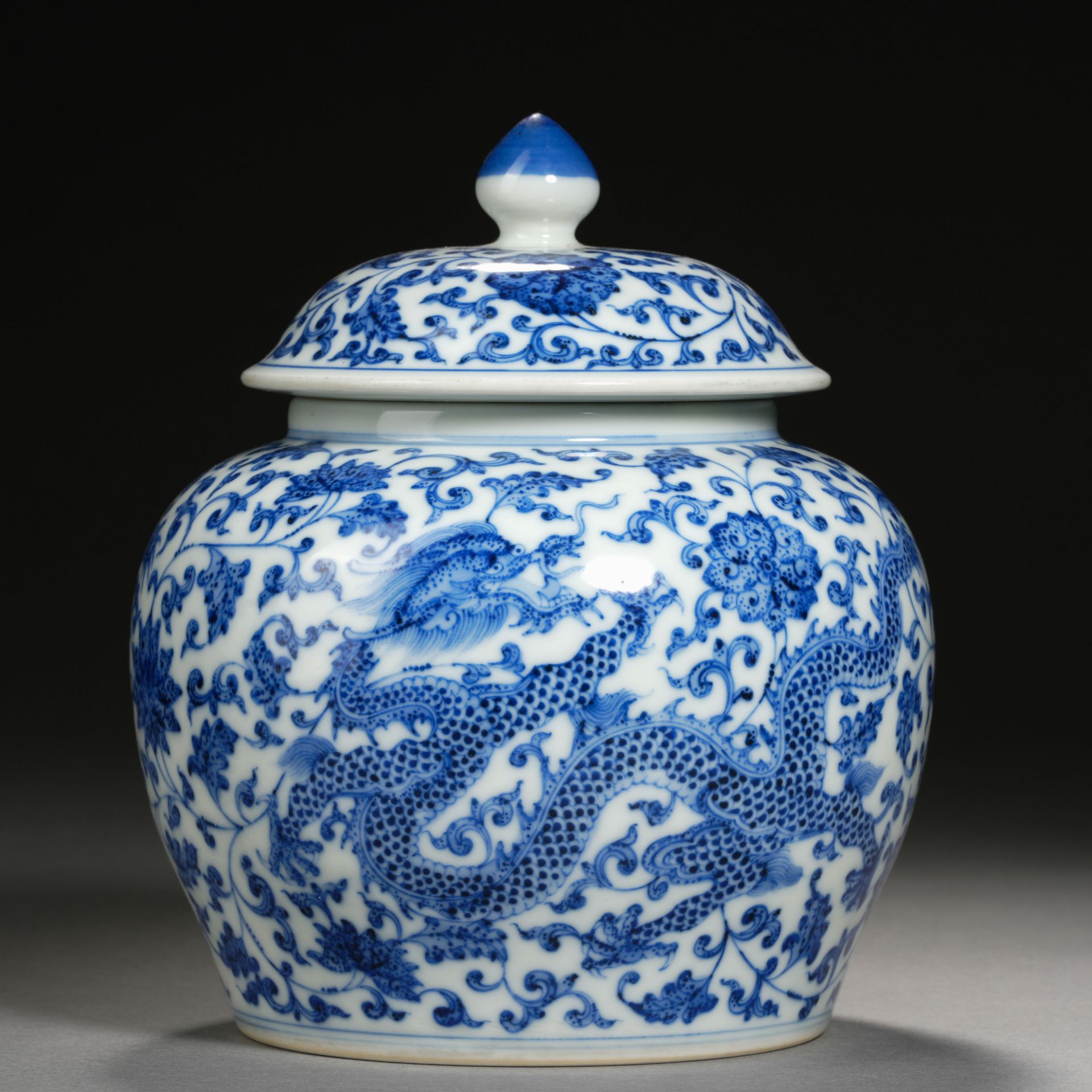 A Chinese Blue and White Dragon Jar with Cover - Bild 2 aus 9