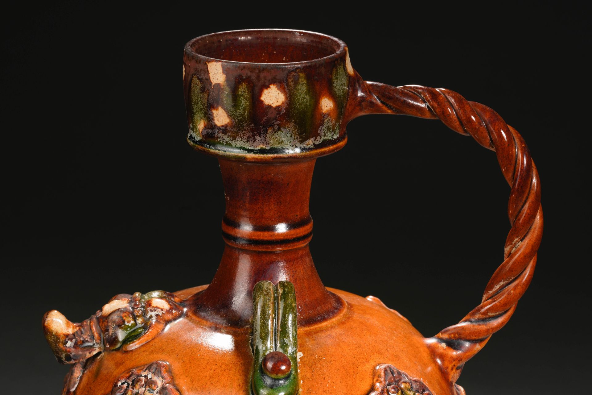 A Chinese Sancai Glaze Pottery Ewer - Image 3 of 13