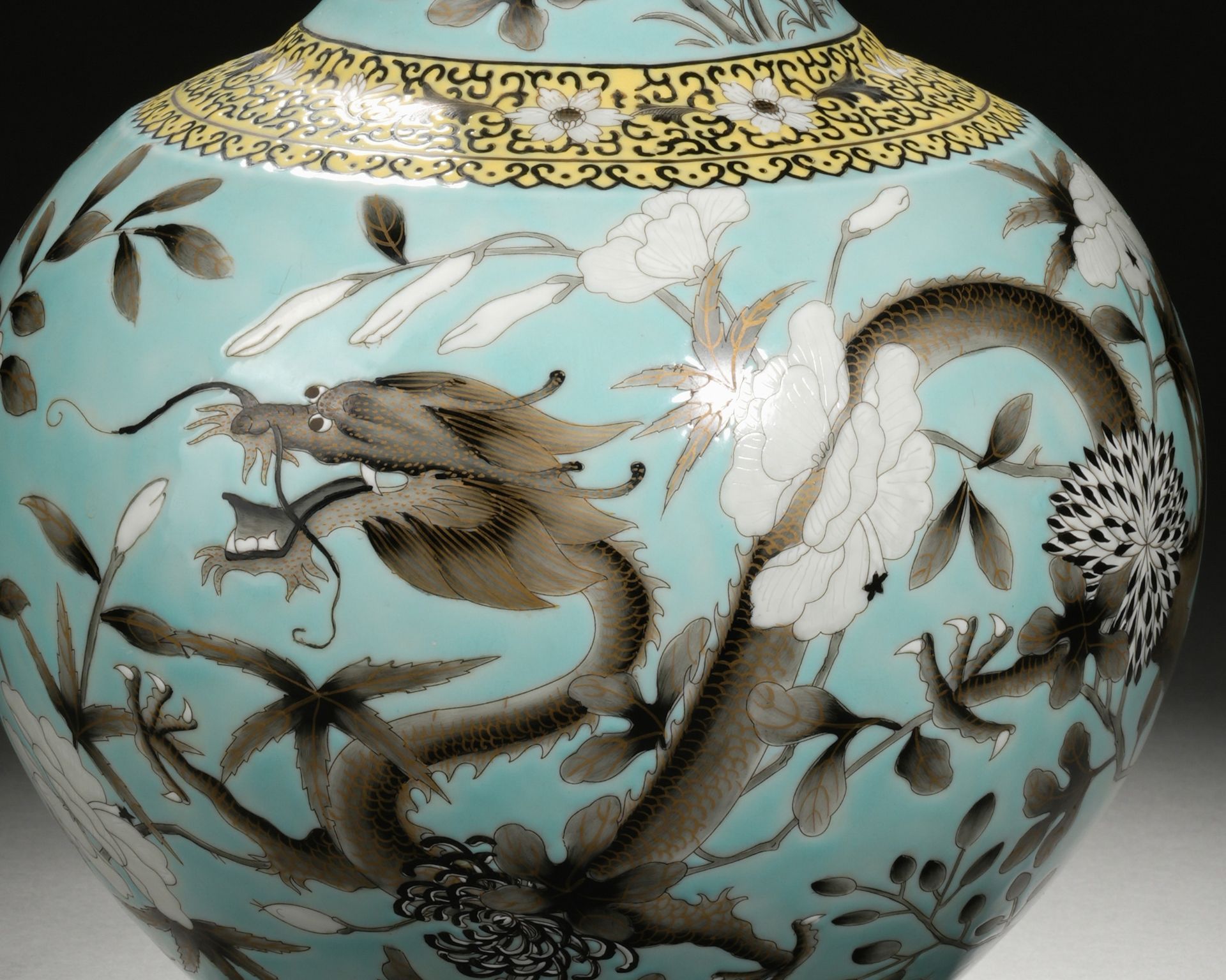 A Chinese Turquoise Ground and Grisaille Glaze Decorative Vase - Bild 4 aus 12